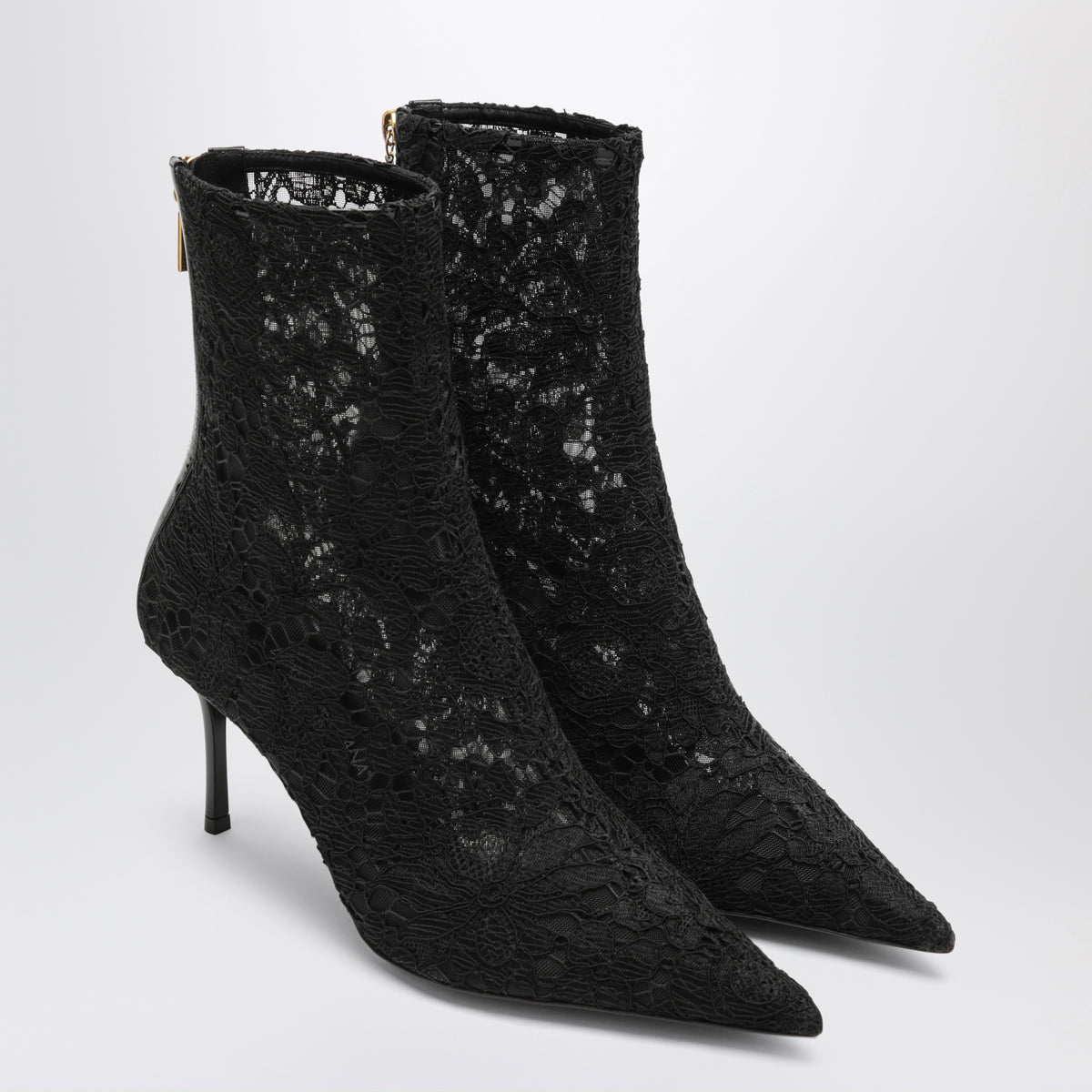 Bottines noires en dentelle et cuir verni