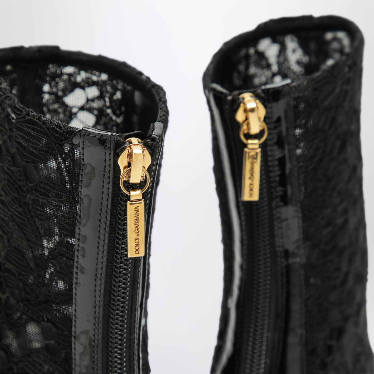 Bottines noires en dentelle et cuir verni