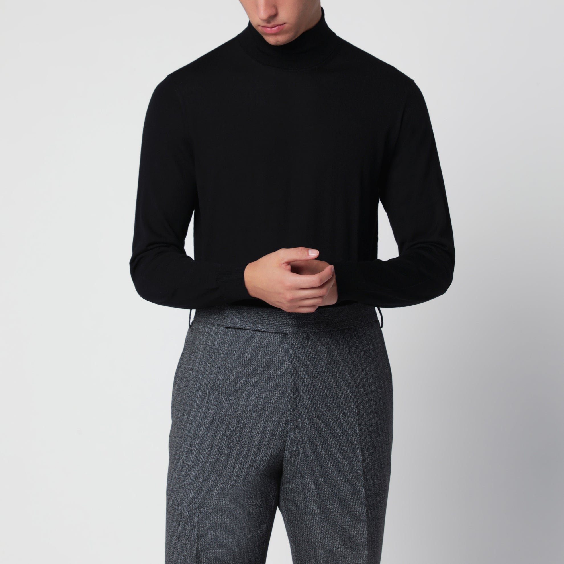 Schwarzer Rollkragenpullover aus Wolle