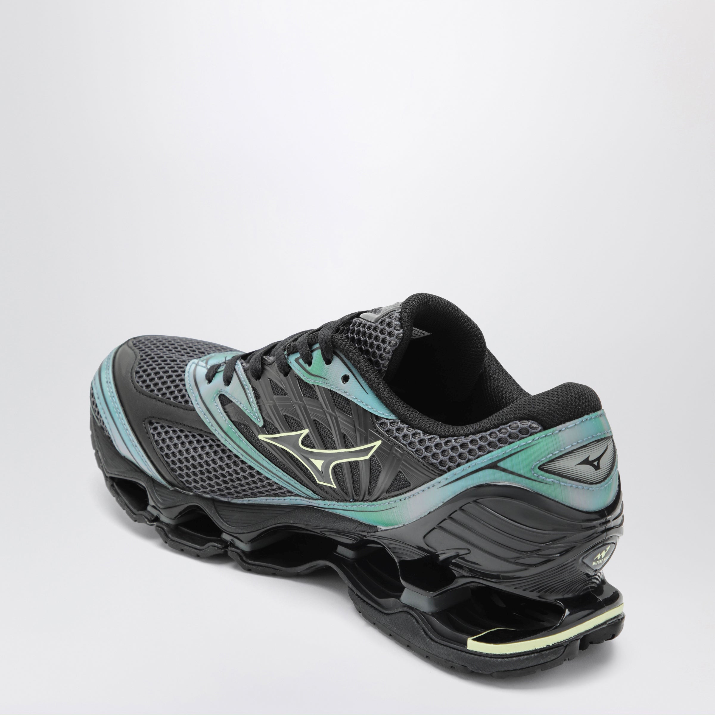 Mizuno Wave Prophecy sneakers in Black Sand / Grossular Green
