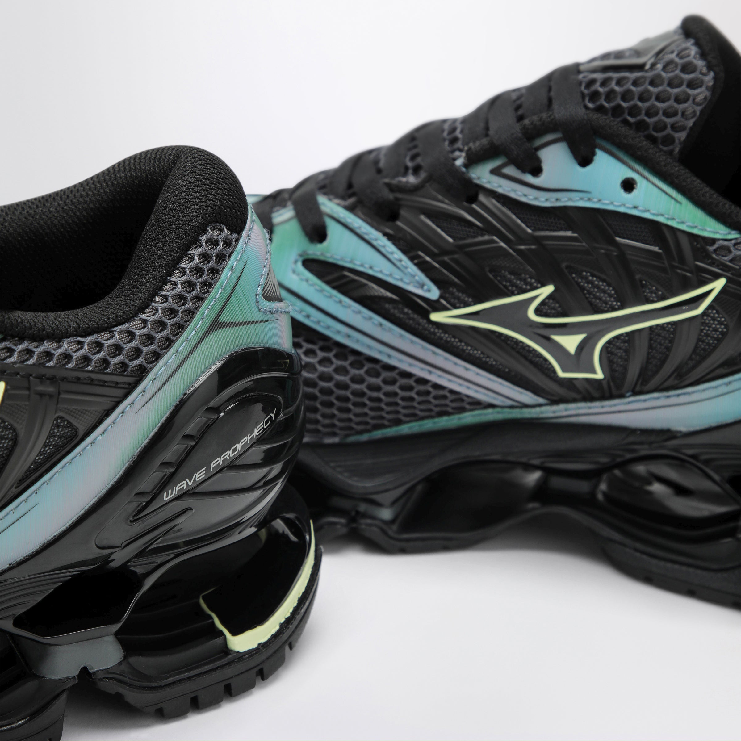 Mizuno Wave Prophecy sneakers in Black Sand / Grossular Green