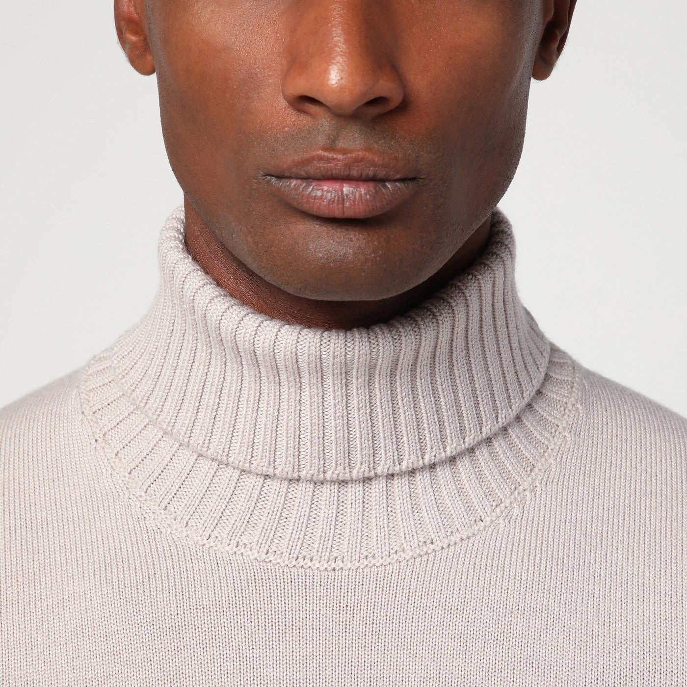 Greige Rollkragenpullover aus Wolle