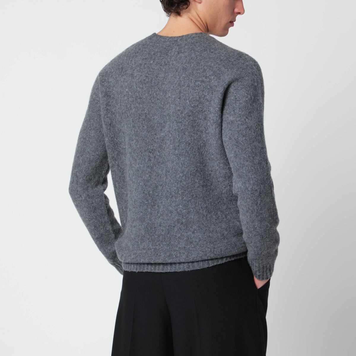 Grauer Pullover aus Lammwolle