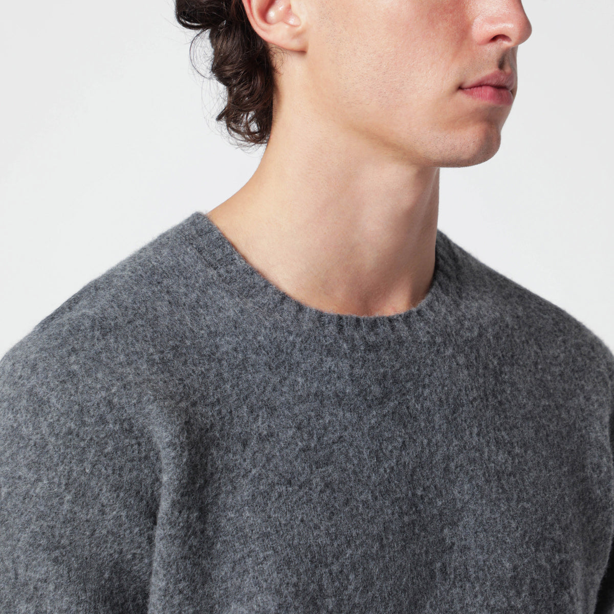 Grauer Pullover aus Lammwolle