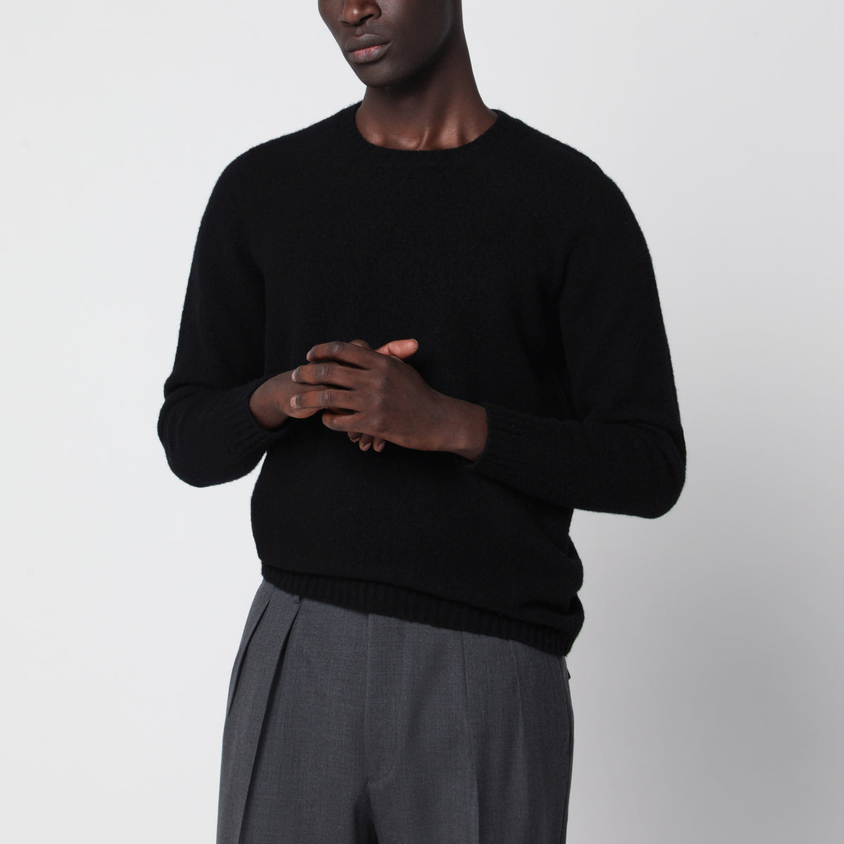 Maglione girocollo nero in lana d'agnello
