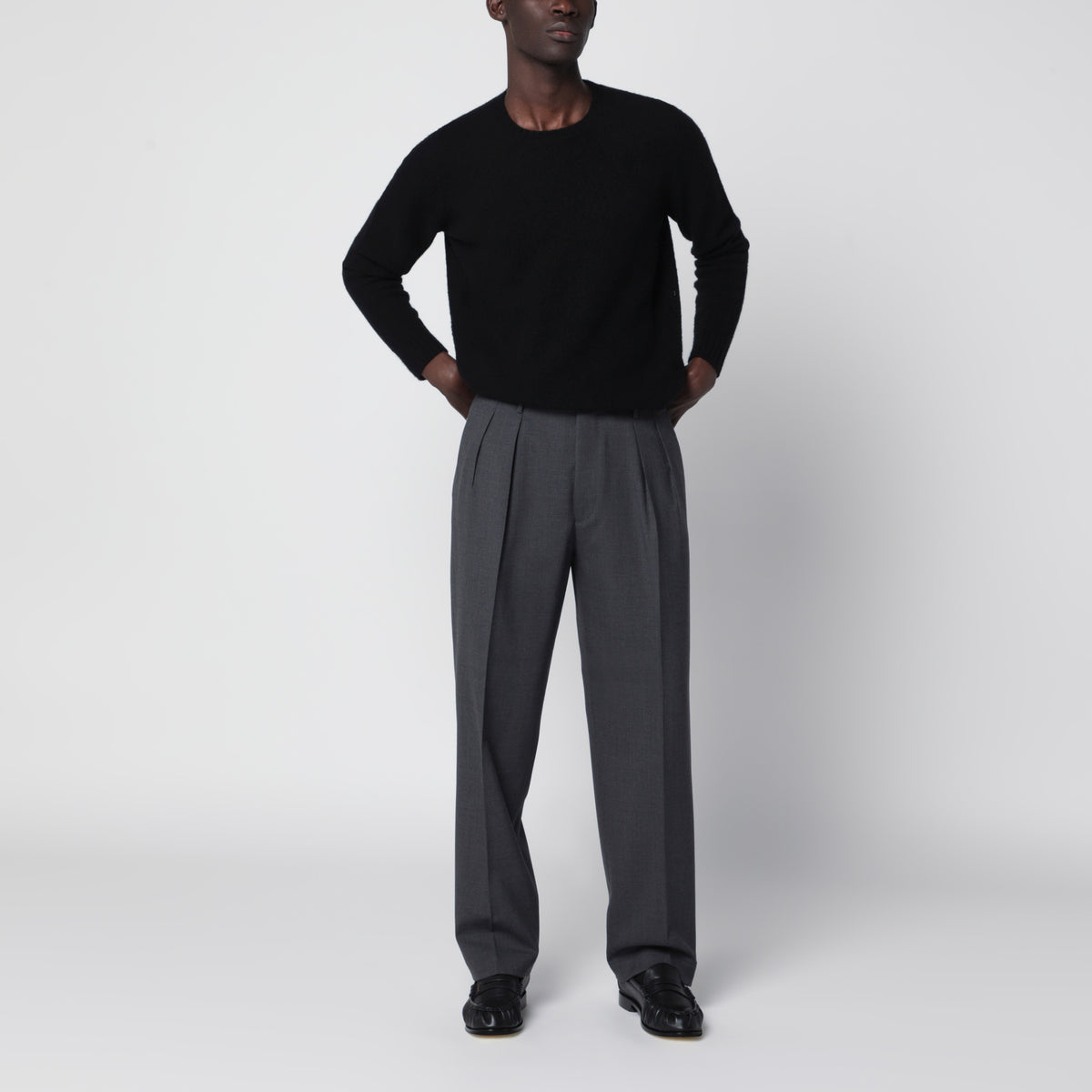 Maglione girocollo nero in lana d'agnello