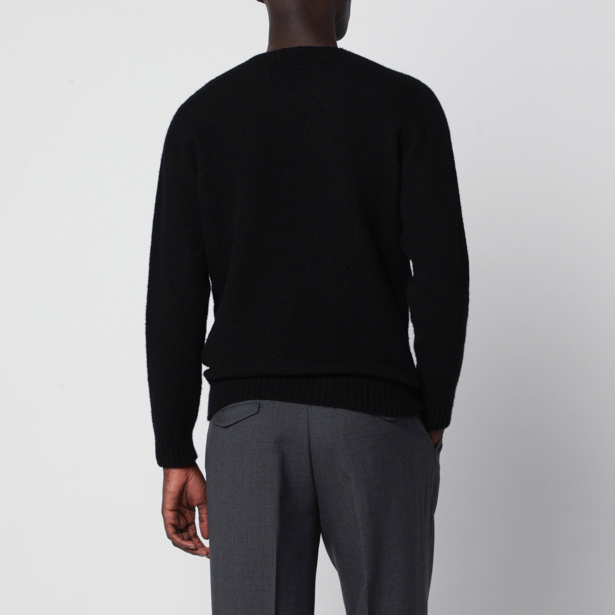 Maglione girocollo nero in lana d'agnello