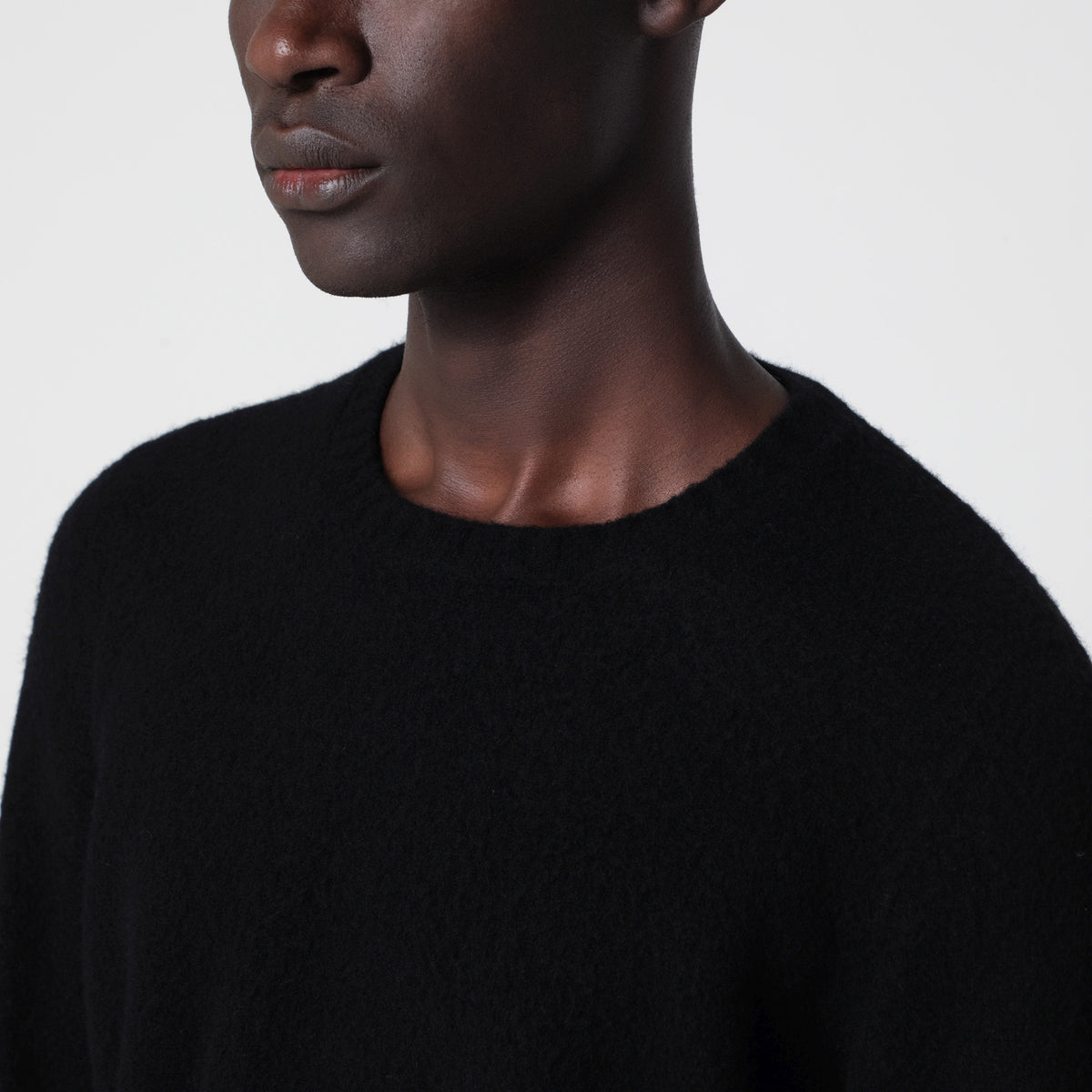 Maglione girocollo nero in lana d'agnello