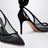 Schwarze Pumps mit Schleife aus Netzstoff