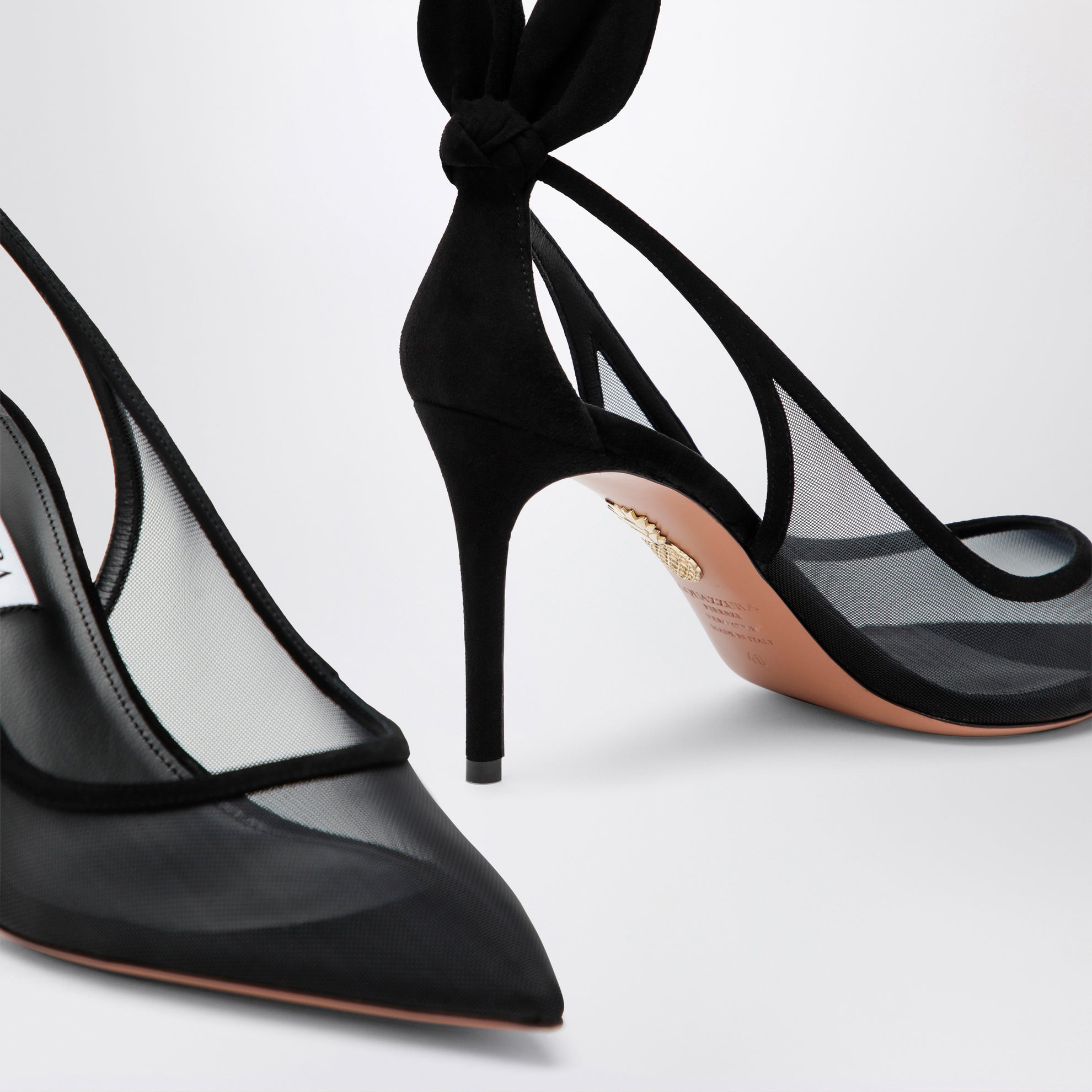 Schwarze Pumps mit Schleife aus Netzstoff