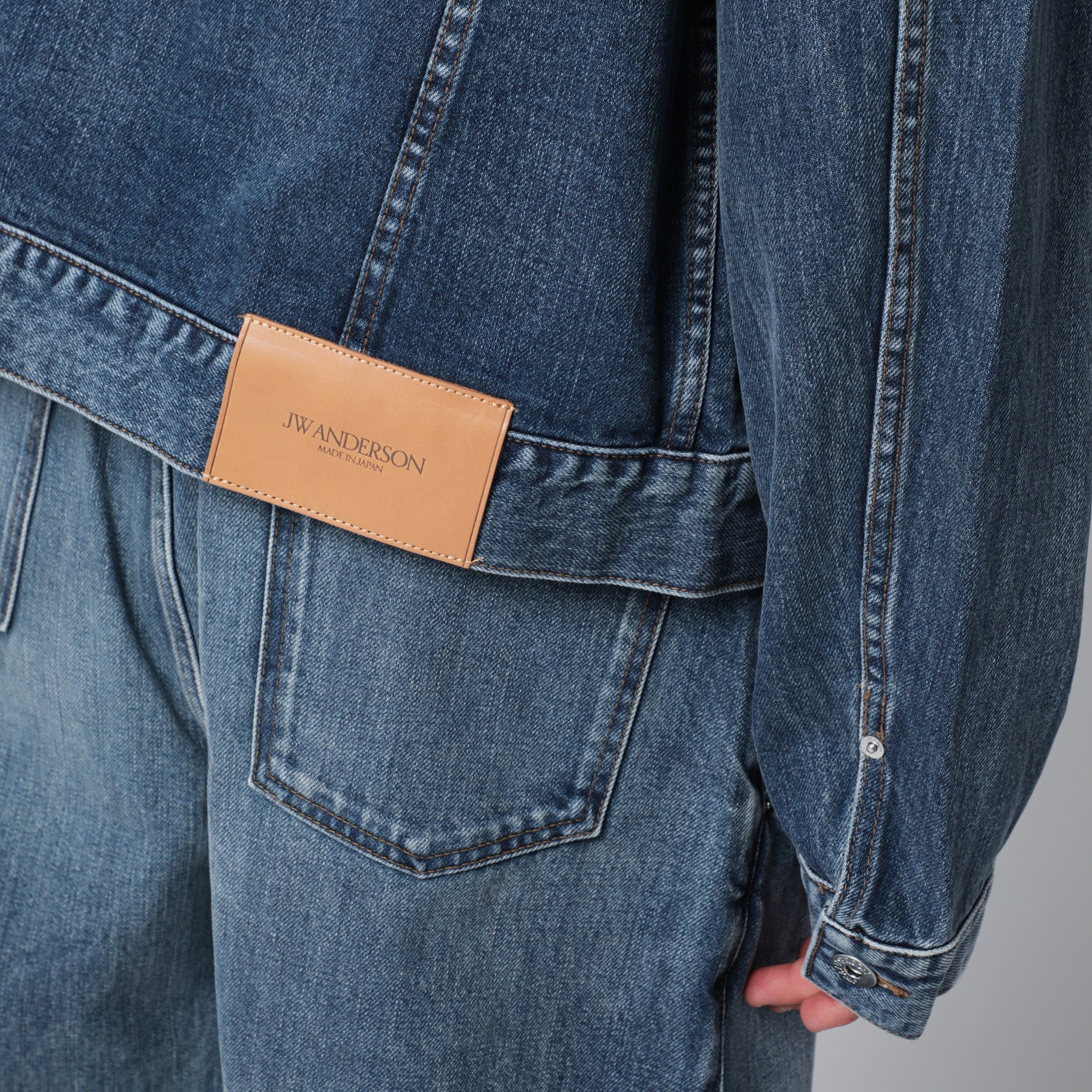 Giacca blu in denim con colletto a costine