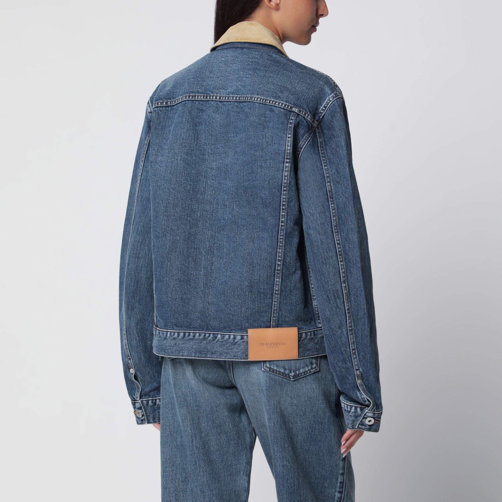 Giacca di jeans blu con colletto in velluto