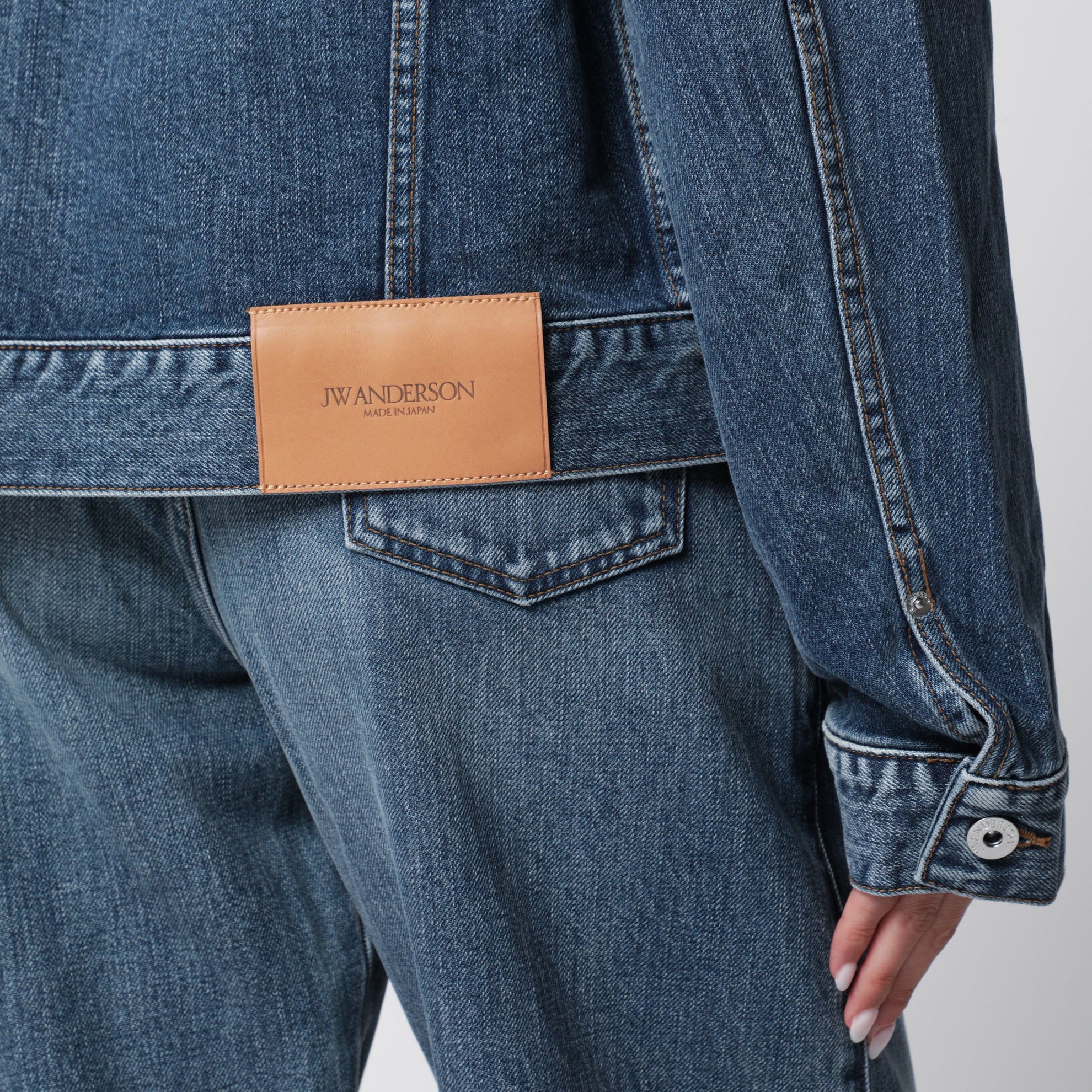 Giacca di jeans blu con colletto in velluto