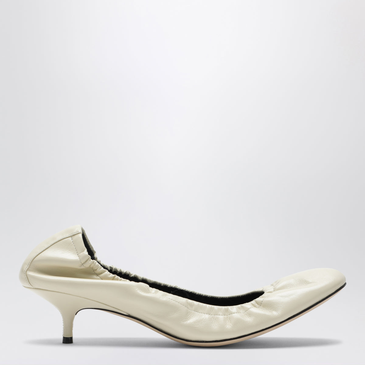 Pucker Pumps aus glänzendem Leder in Stucco