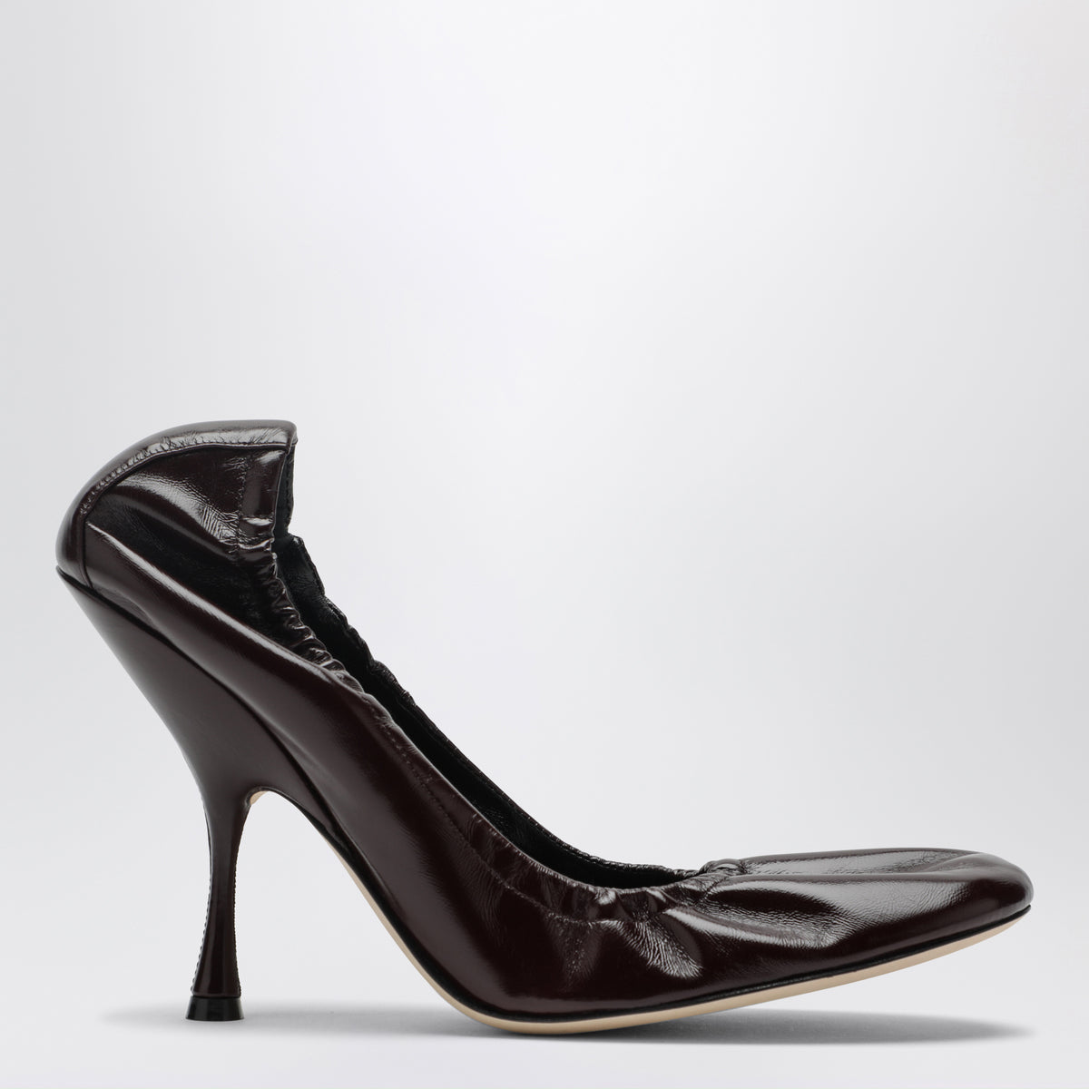 Pucker Pumps aus glänzendem Leder in Oxblood