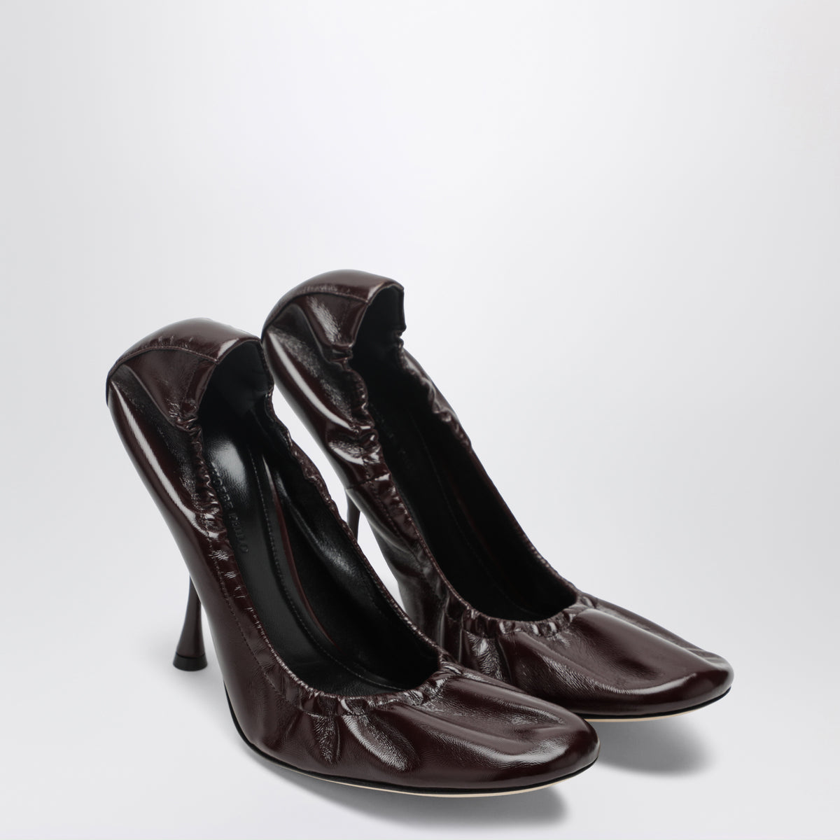 Pucker Pumps aus glänzendem Leder in Oxblood