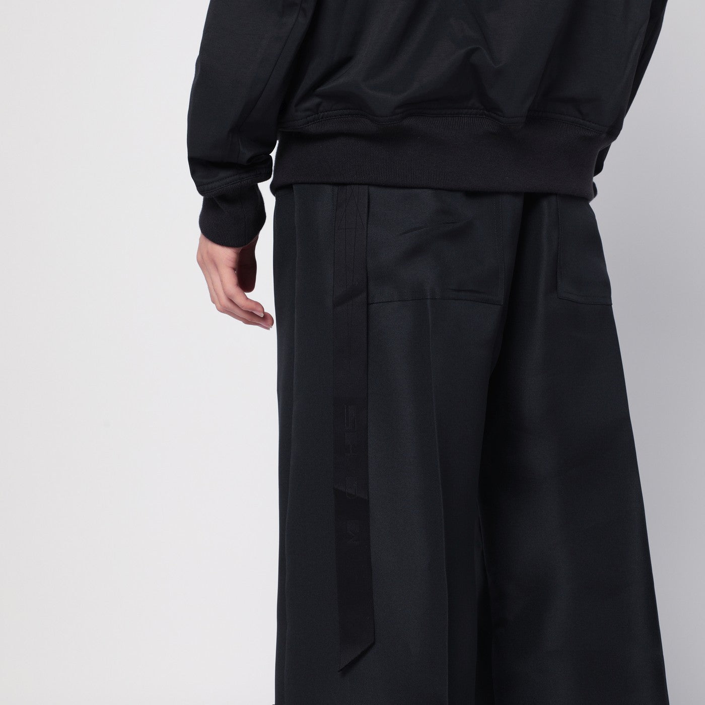 Black bomber with zipper