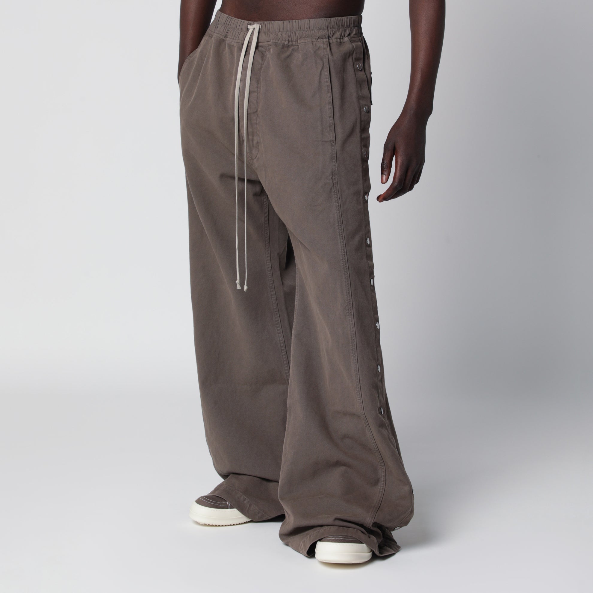 Temple Wide Pusher trousers in mud color