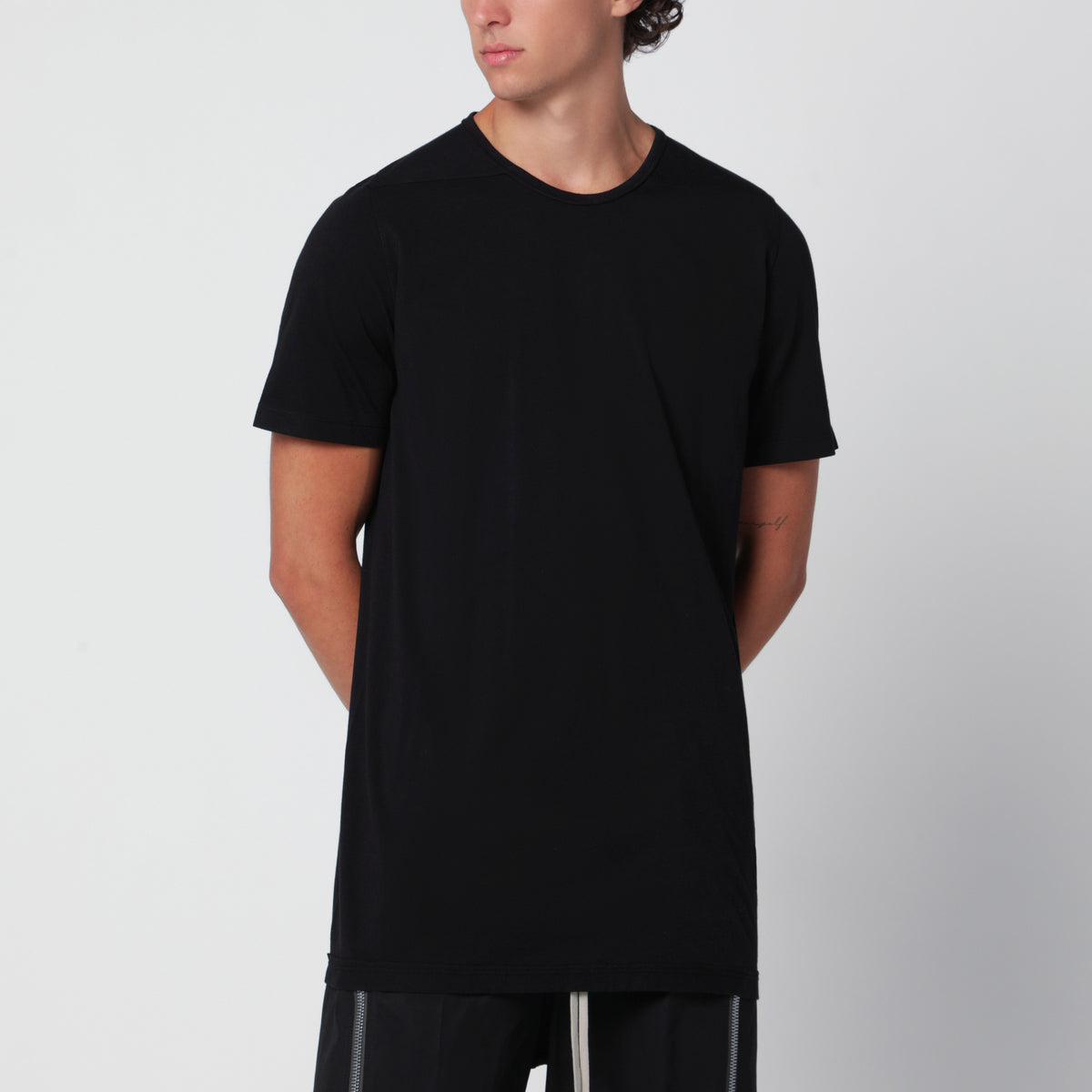 T-shirt Level nera in jersey di cotone biologico