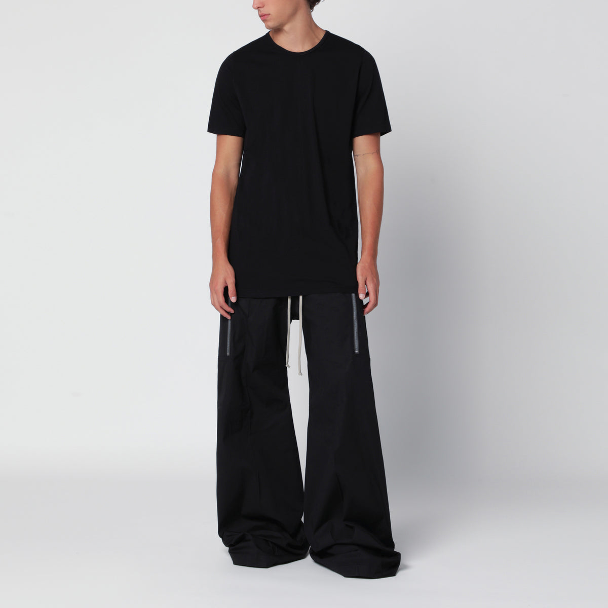 T-shirt Level nera in jersey di cotone biologico