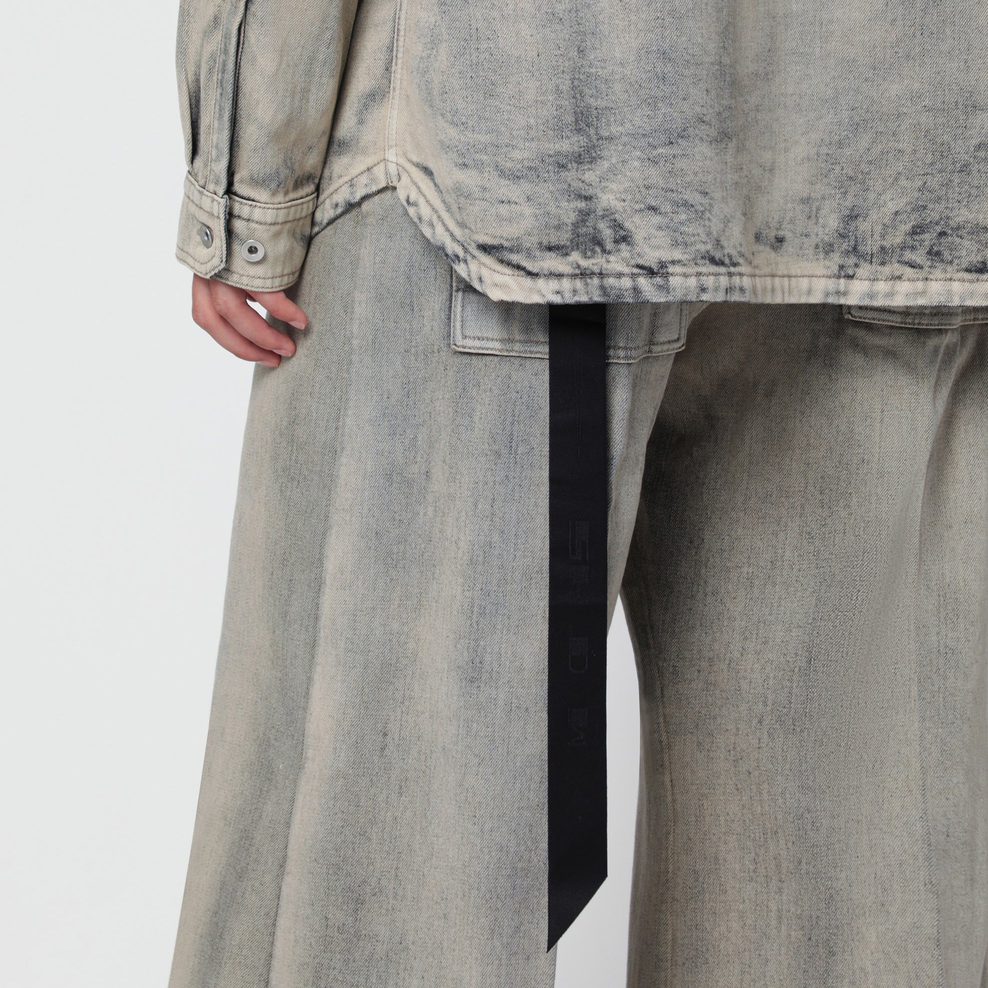Wide-Leg-Hose aus mineralgrauem Washed-Denim