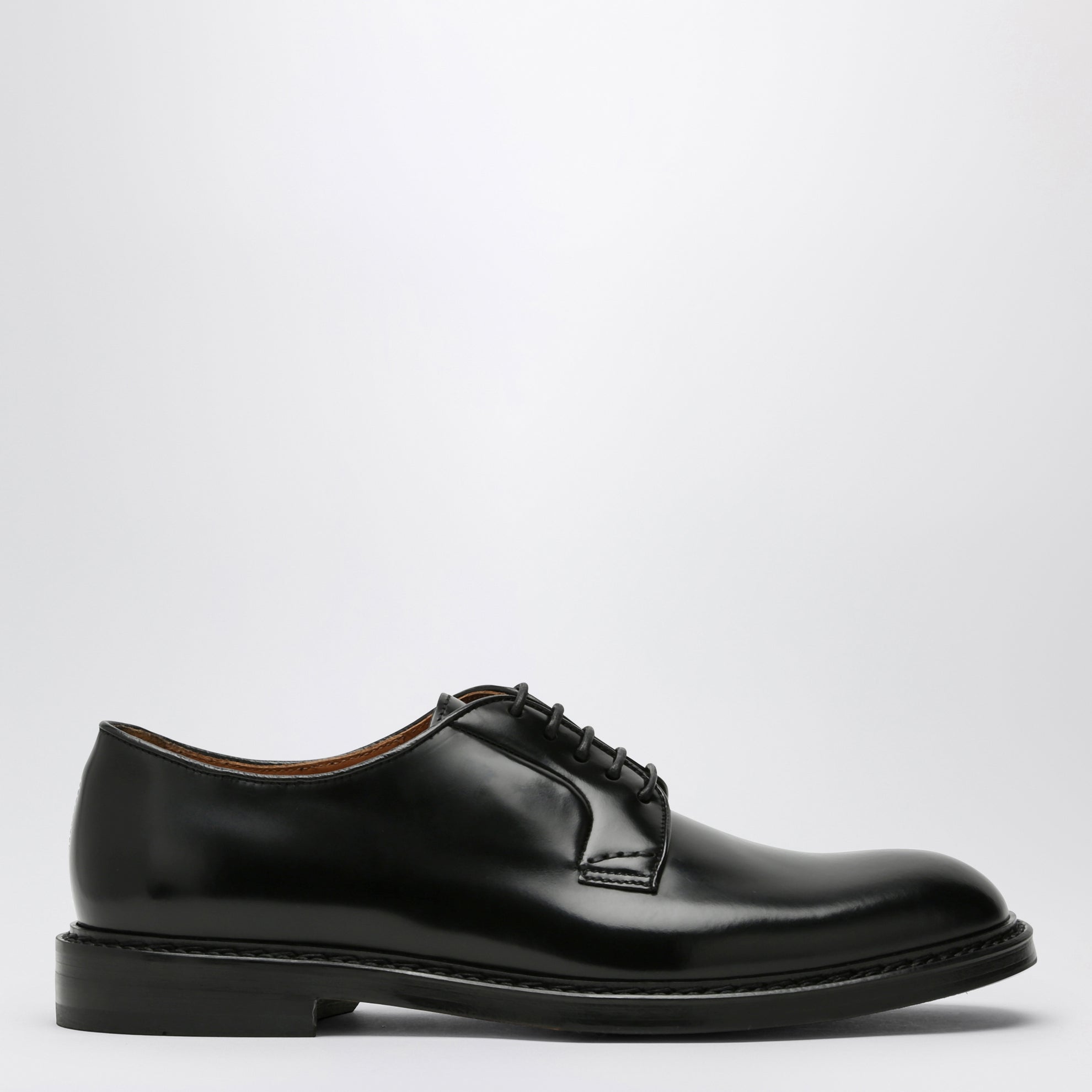 Stringata nera in pelle