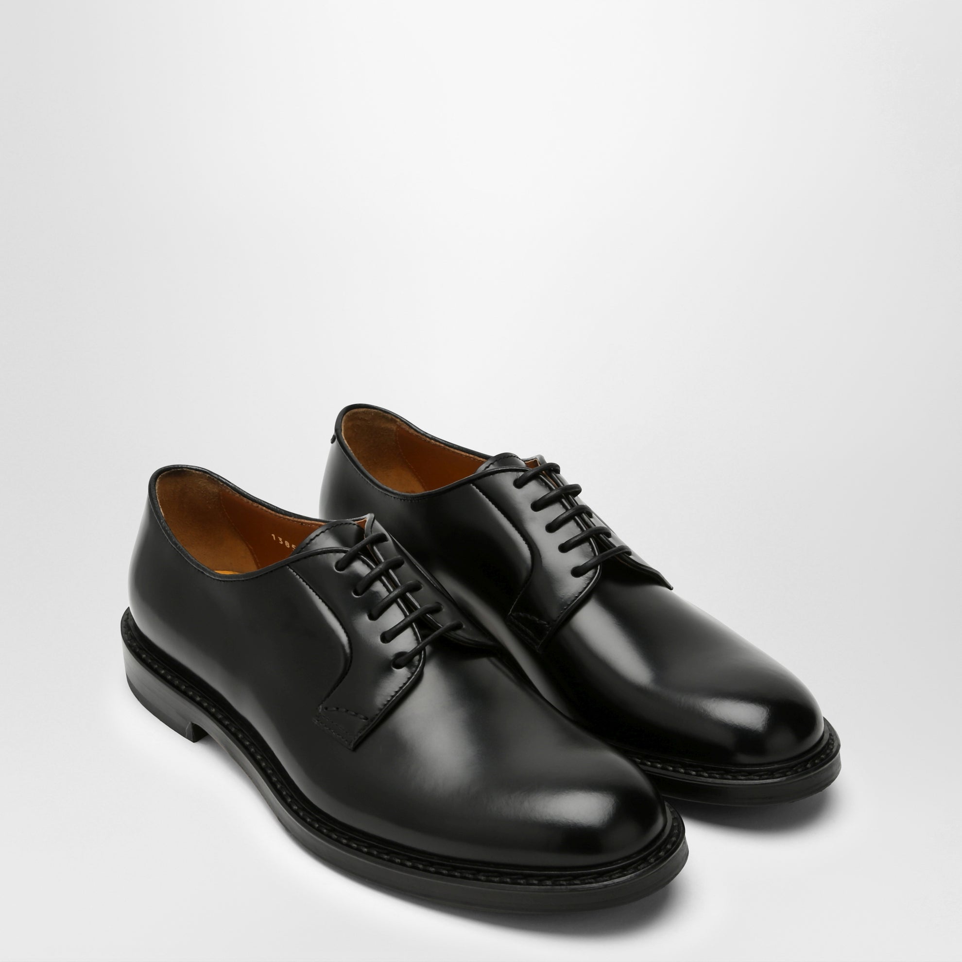 Stringata nera in pelle