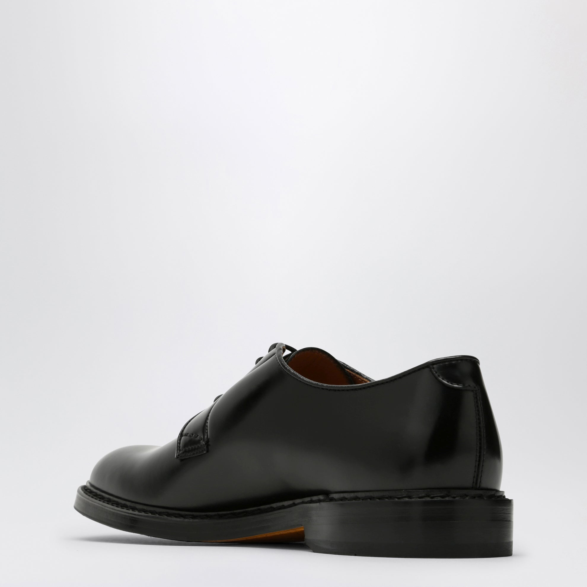 Stringata nera in pelle