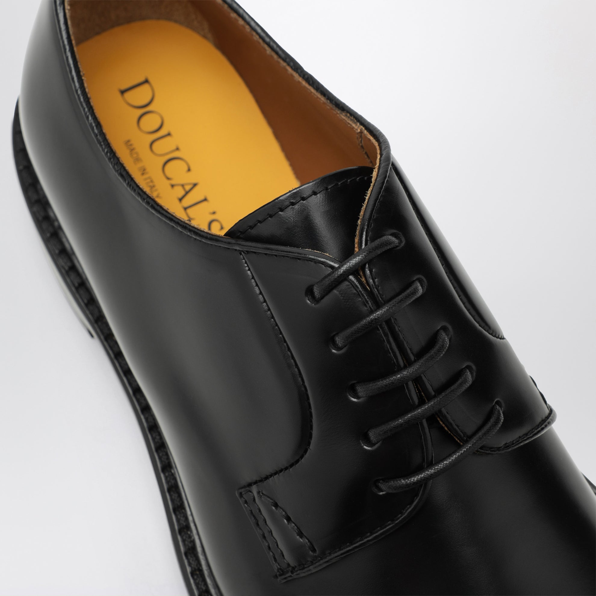Stringata nera in pelle
