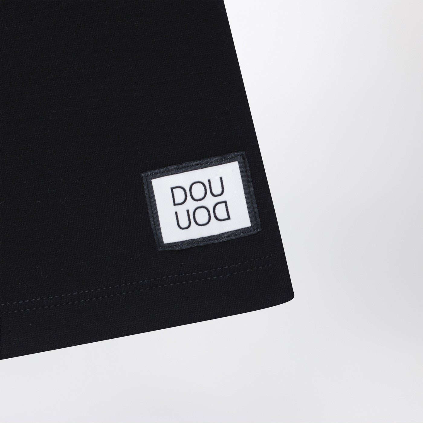 Schwarze Hose mit Logo-Patch