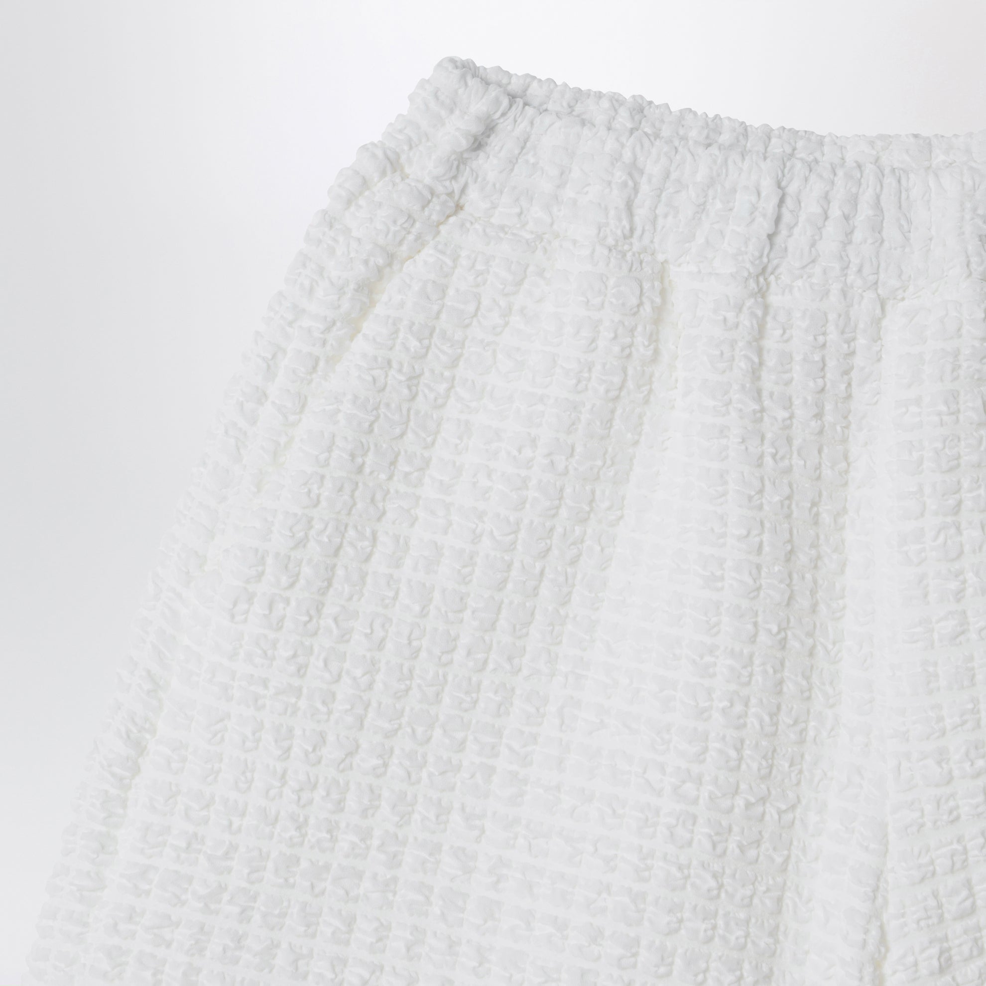 Shorts bianchi in tessuto goffrato