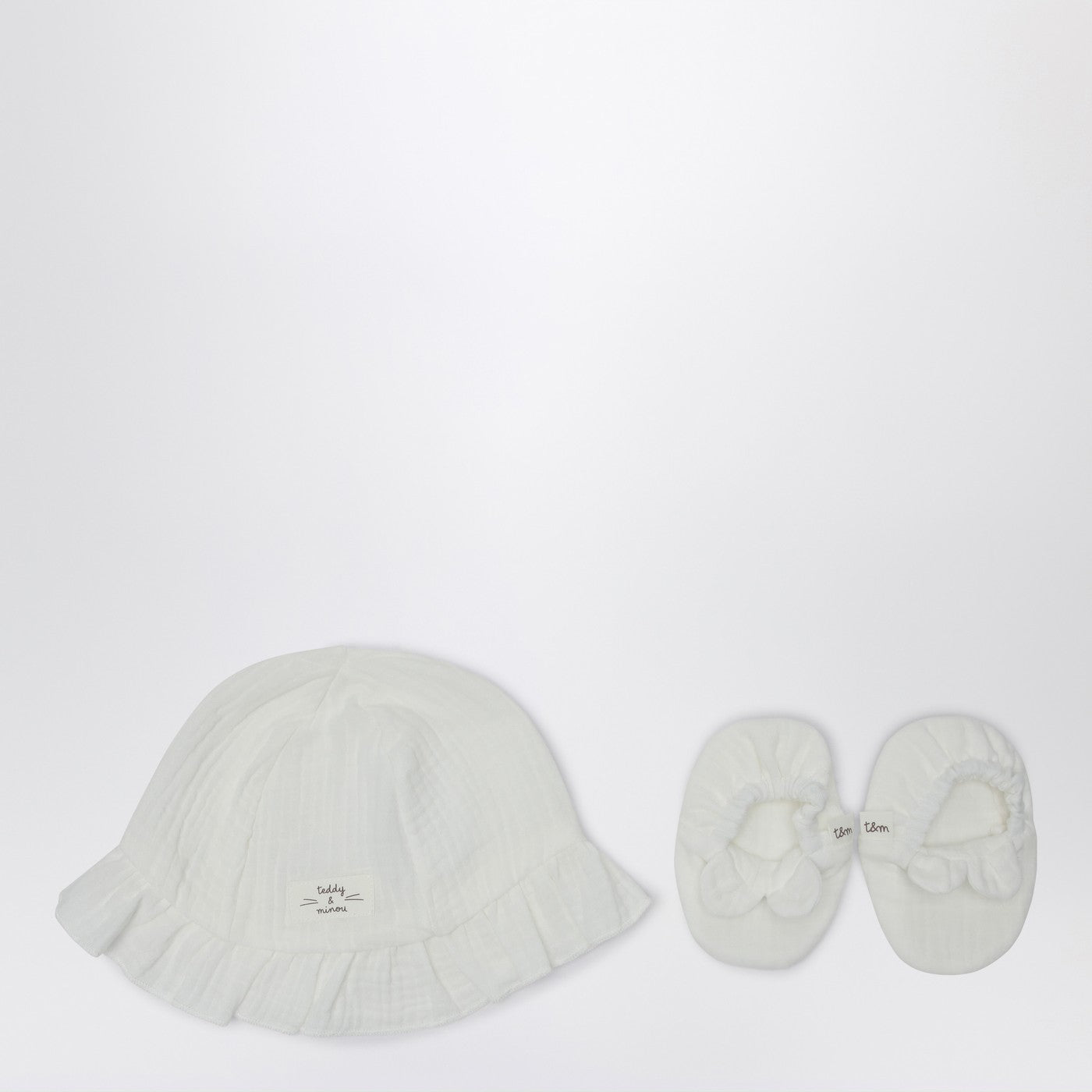 Ensemble deux pièces blanc avec chapeau et chaussures