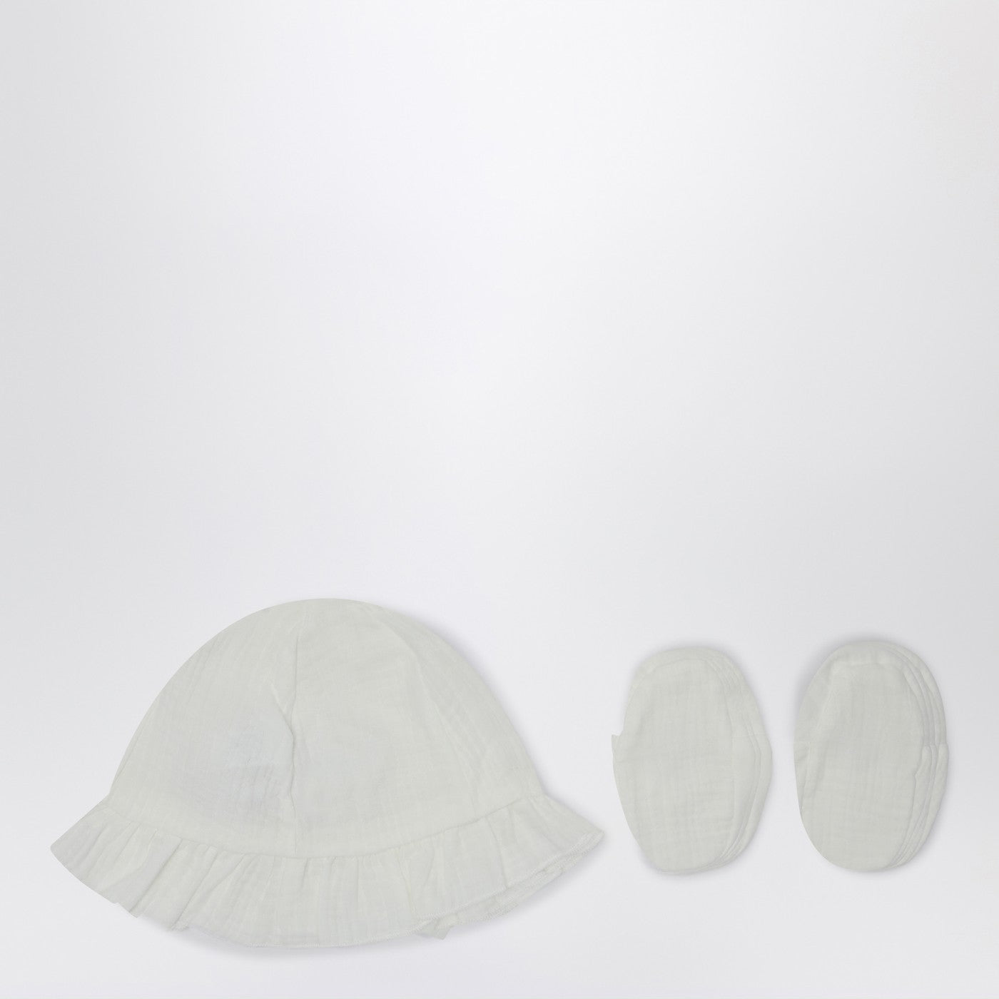 Ensemble deux pièces blanc avec chapeau et chaussures