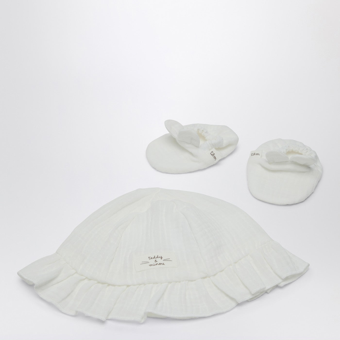 Ensemble deux pièces blanc avec chapeau et chaussures