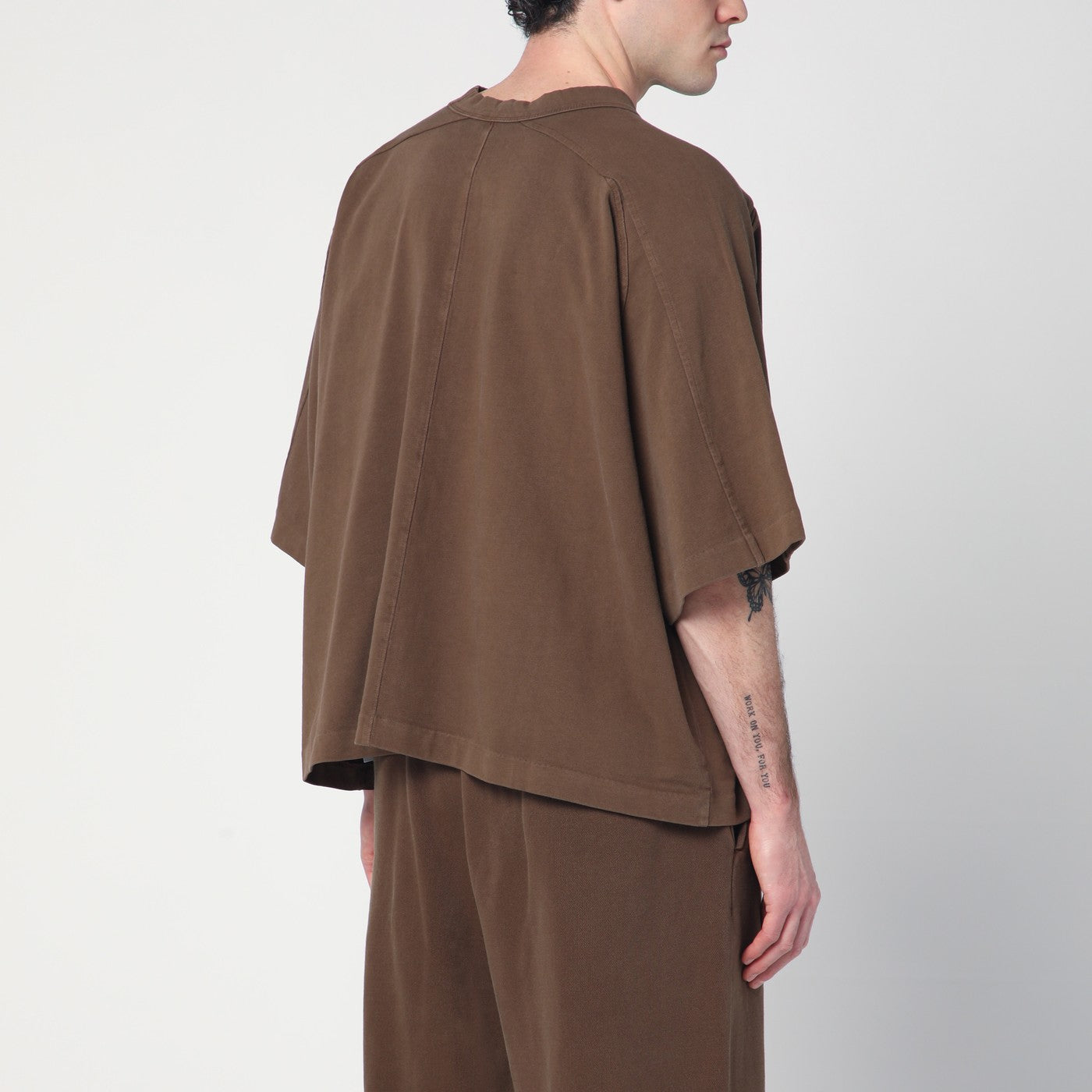 T-shirt over marrone in cotone