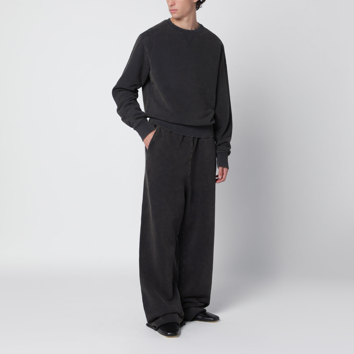 Pod crew-neck sweatshirt in washed black