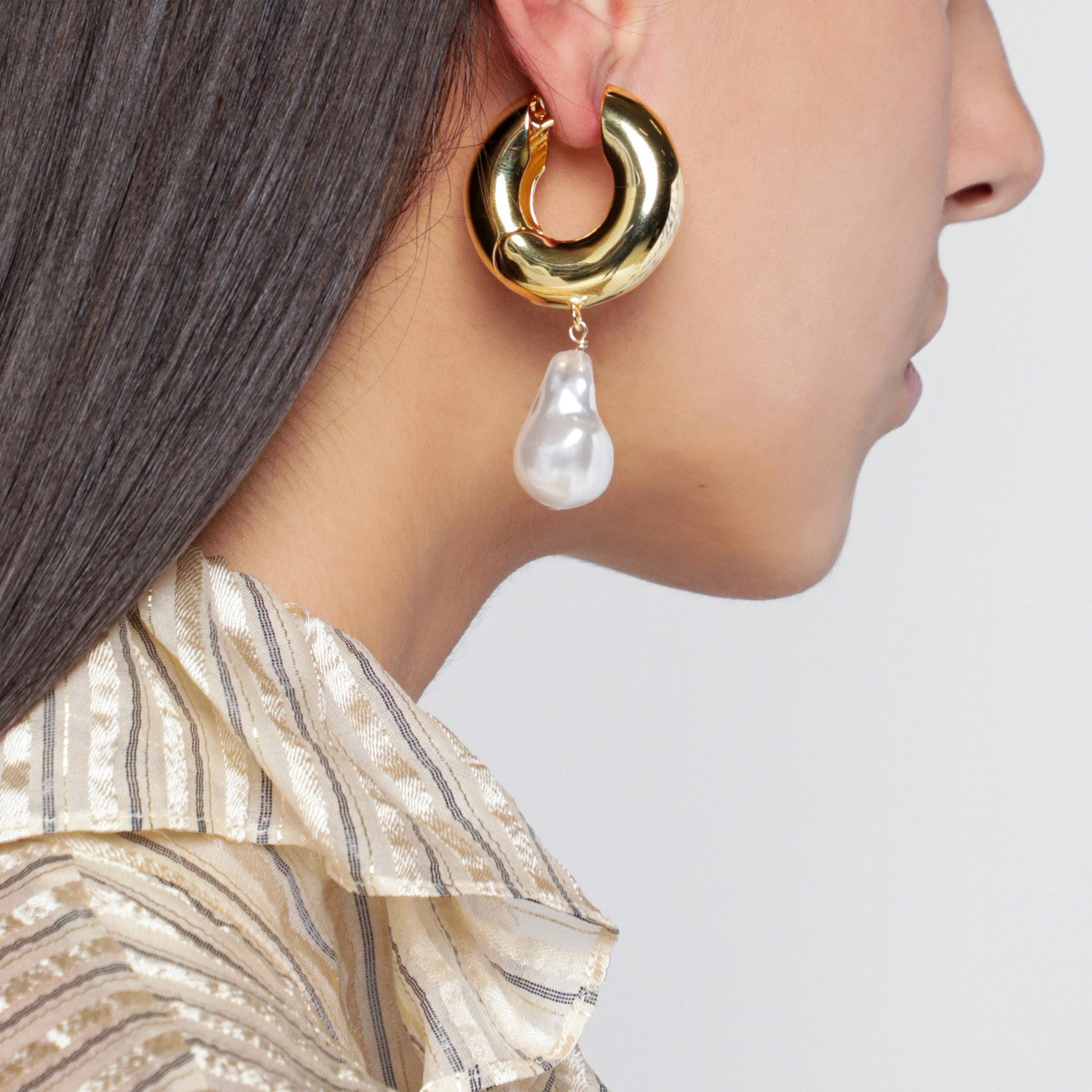 Pearl gold earrings