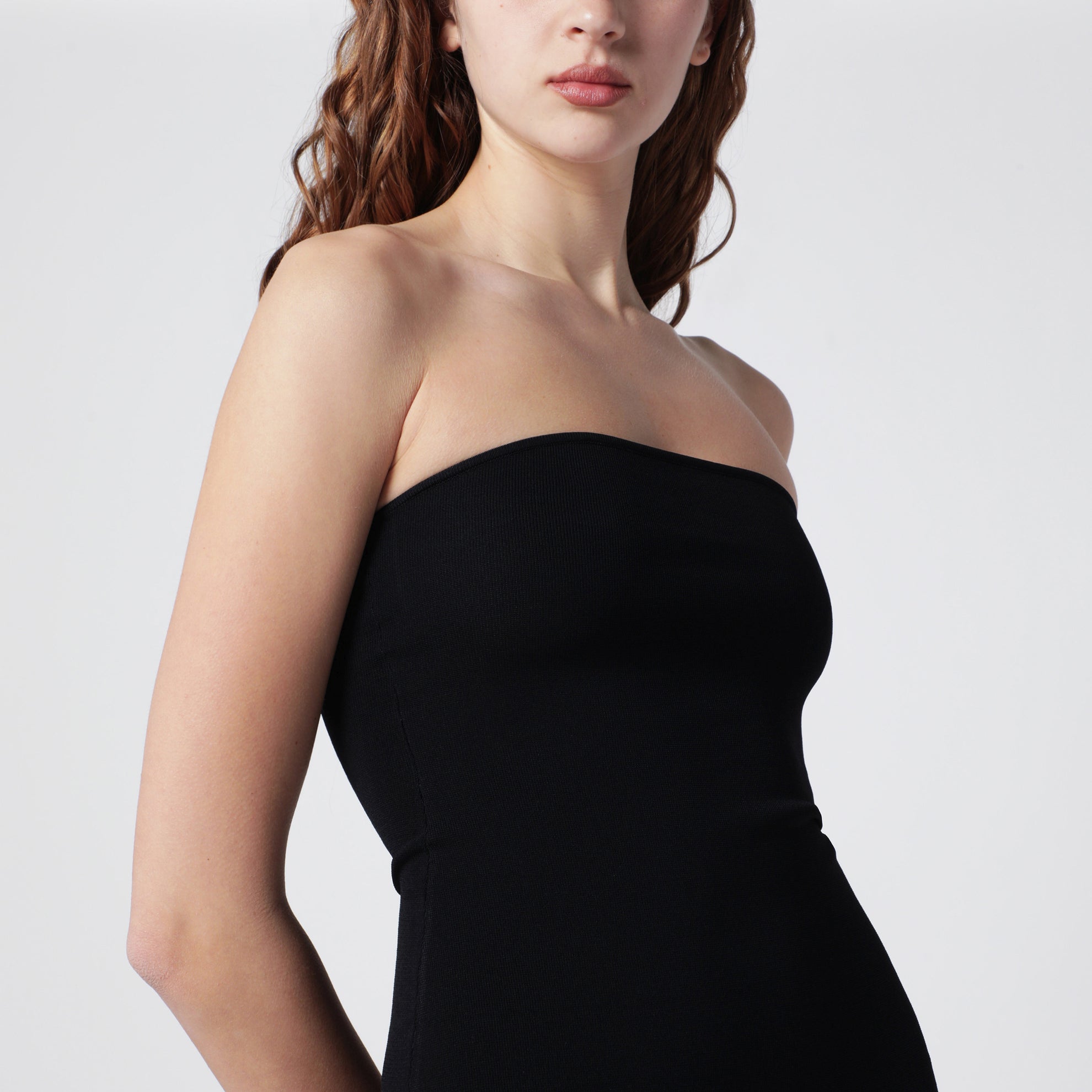 Schwarzes trägerloses Midi-Kleid