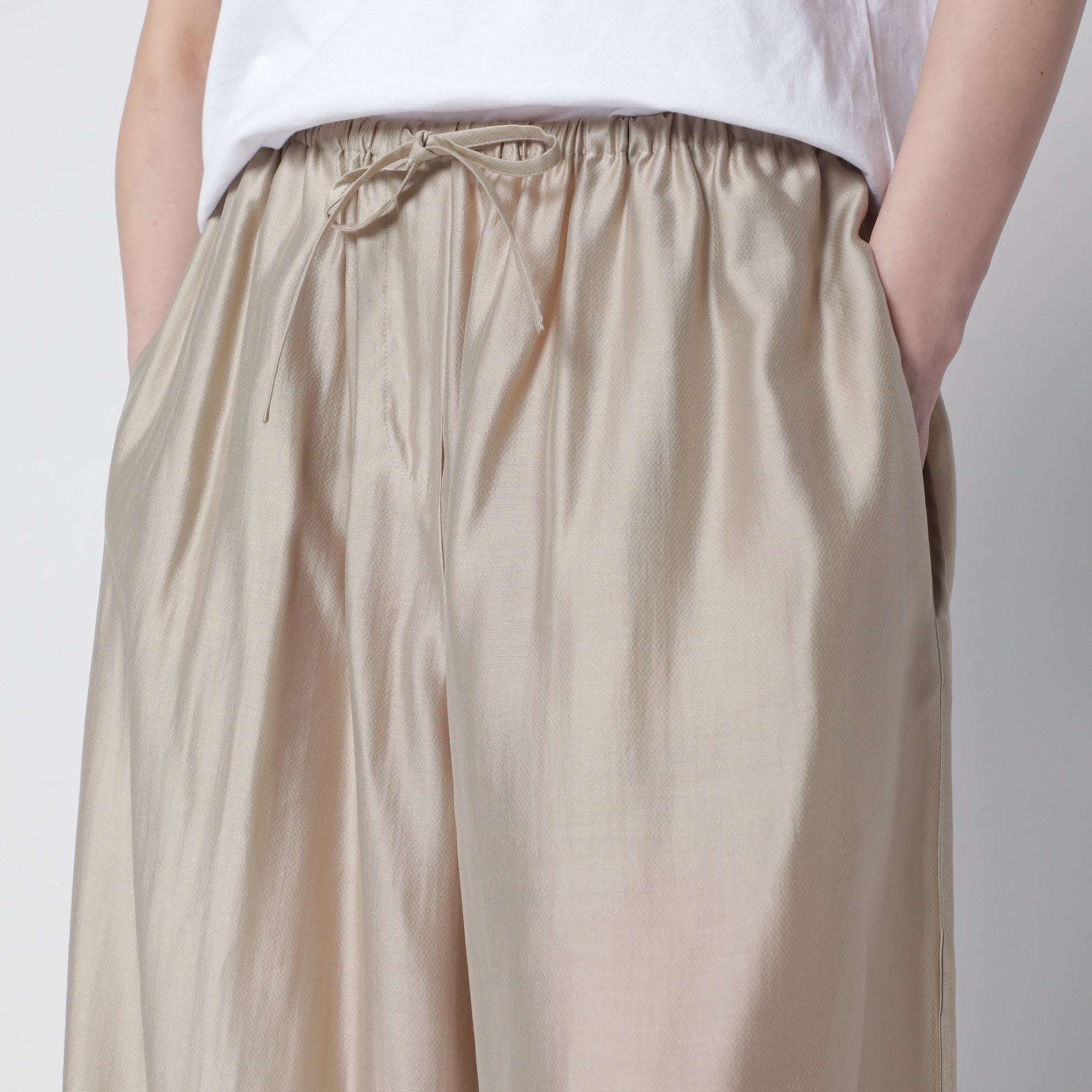 Vento-Hose mit weitem Bein in Champagnerfarbe