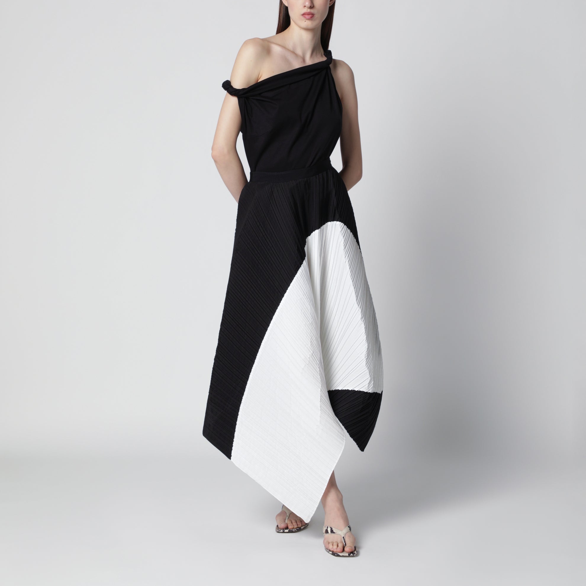 Asymmetrischer plissierter schwarzer Rock
