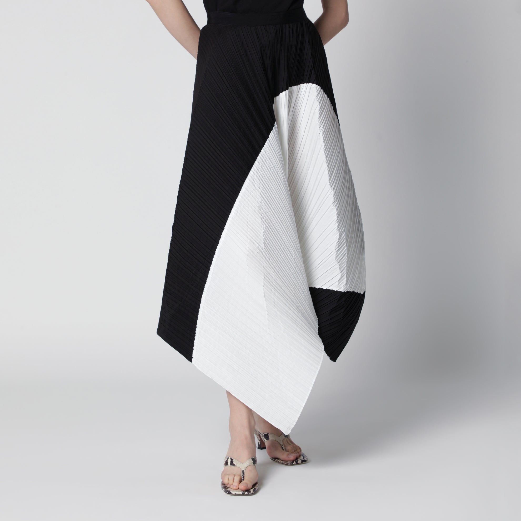 Asymmetrischer plissierter schwarzer Rock