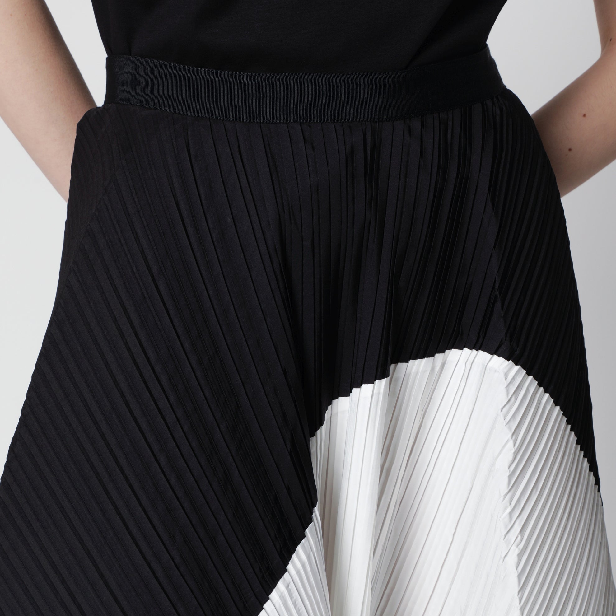 Asymmetrischer plissierter schwarzer Rock