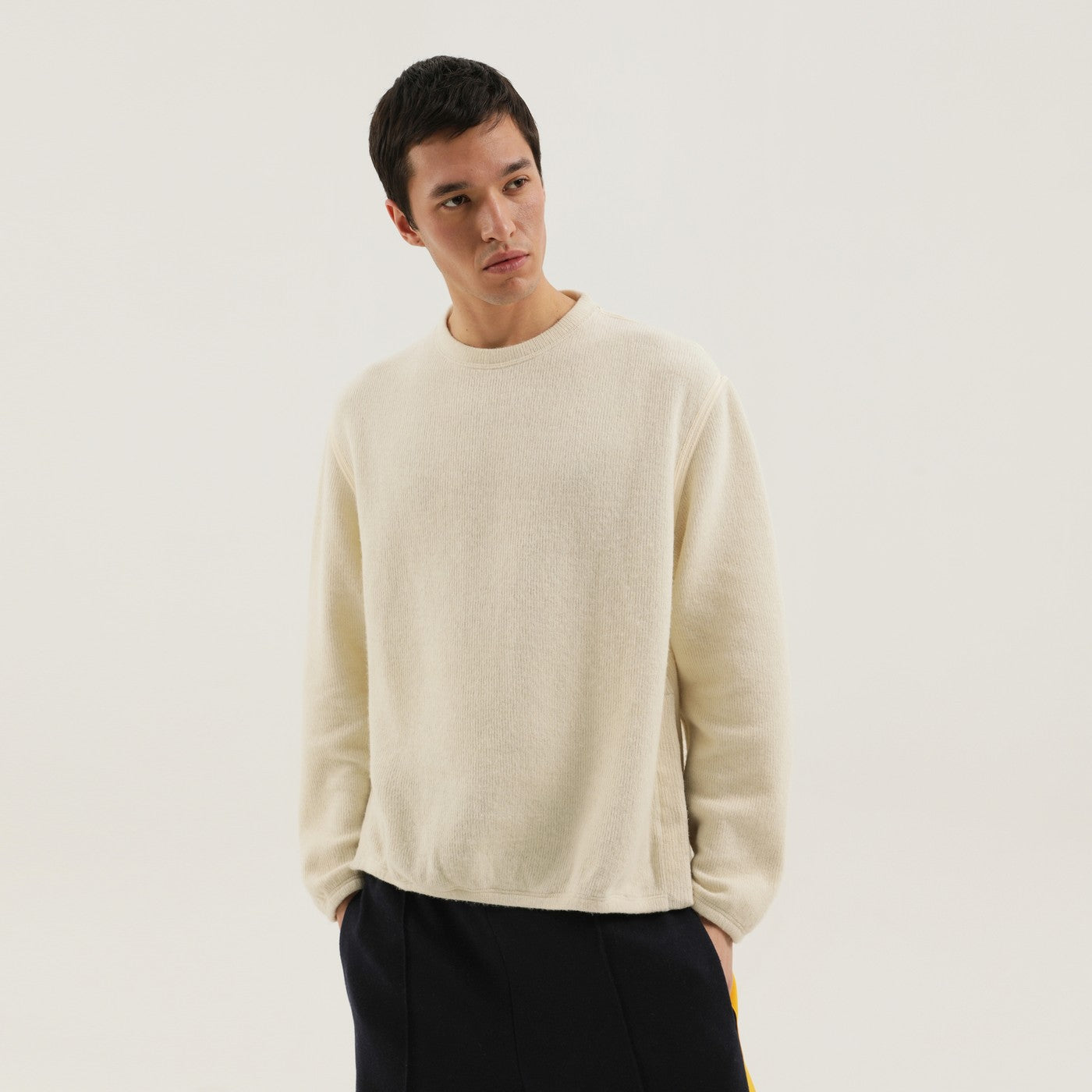 Maglione bianco a coste con spacchi