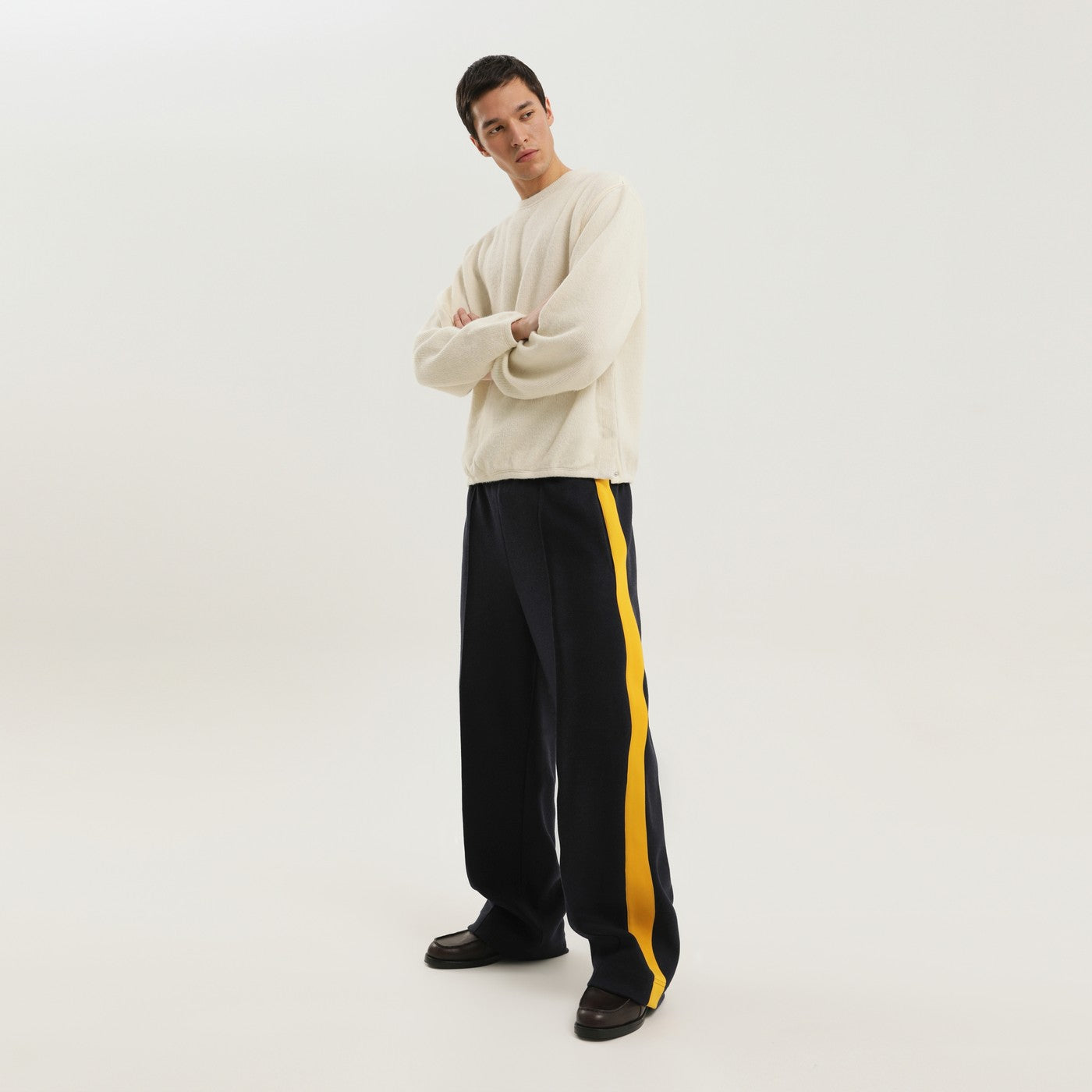 Maglione bianco a coste con spacchi