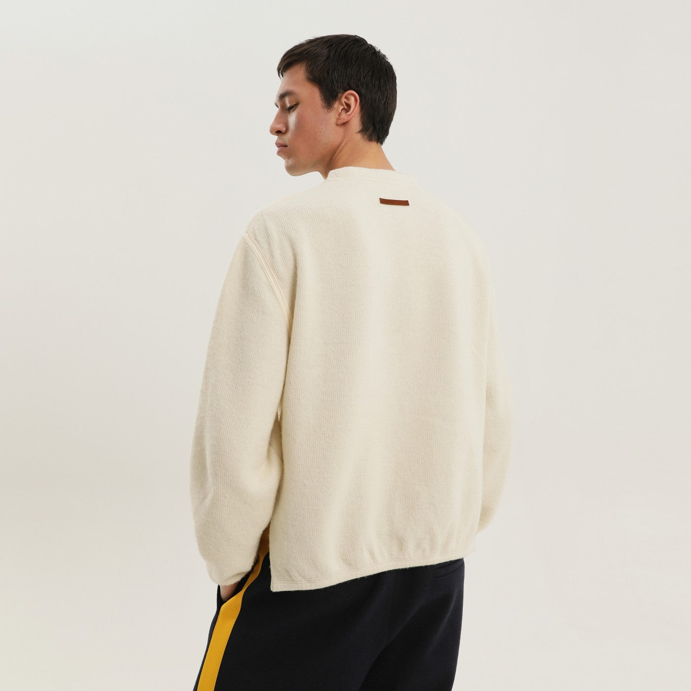 Maglione bianco a coste con spacchi