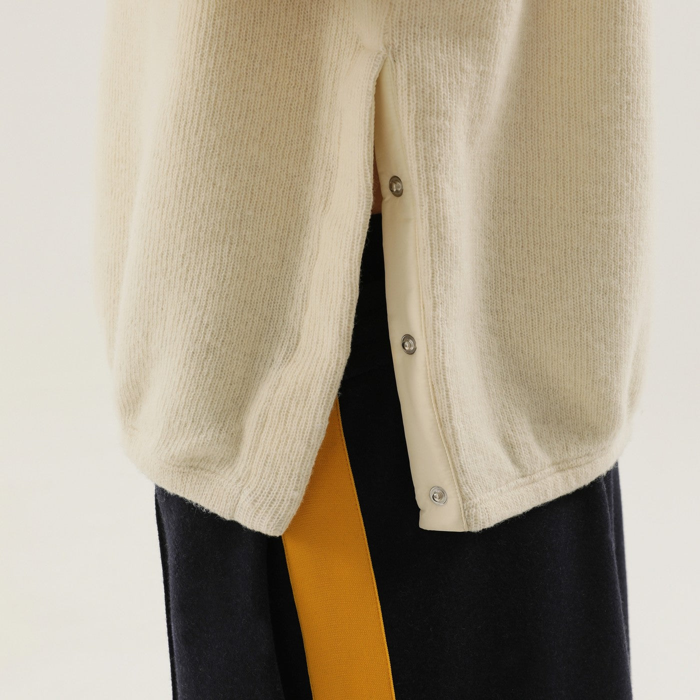 Maglione bianco a coste con spacchi