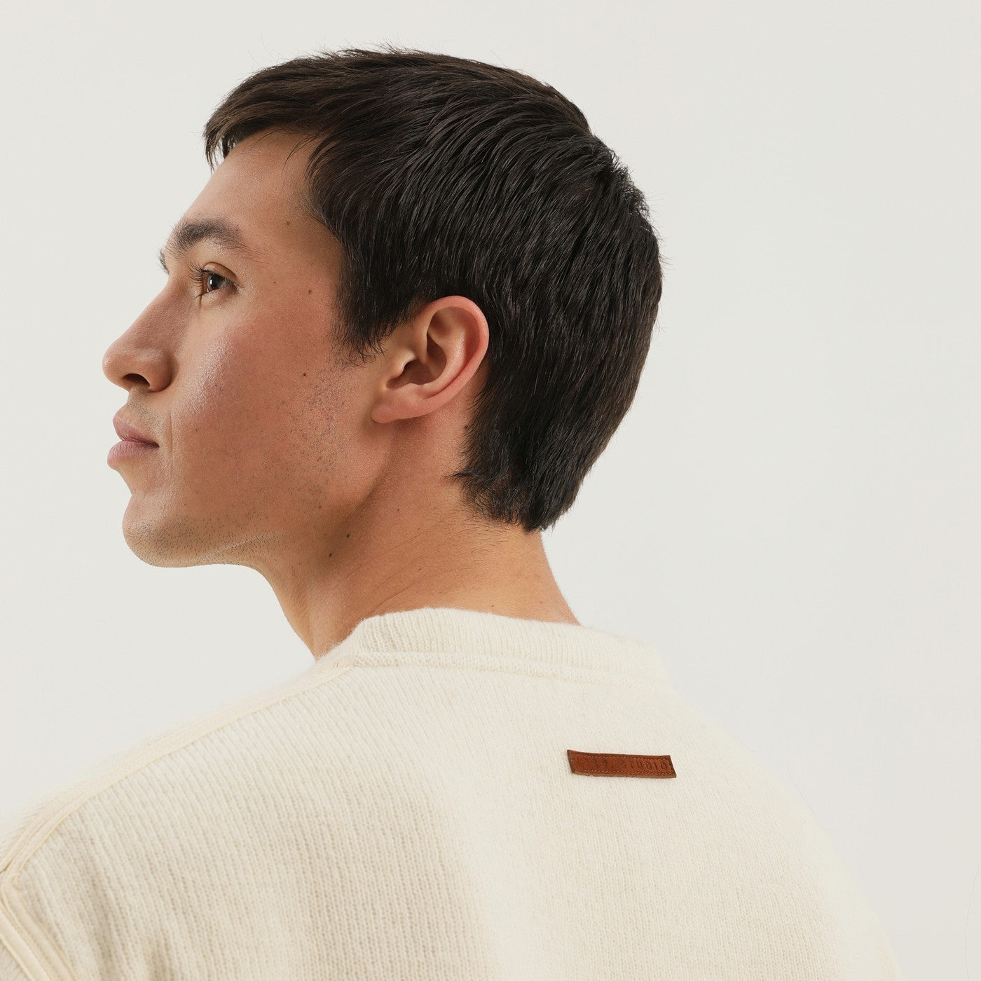 Maglione bianco a coste con spacchi