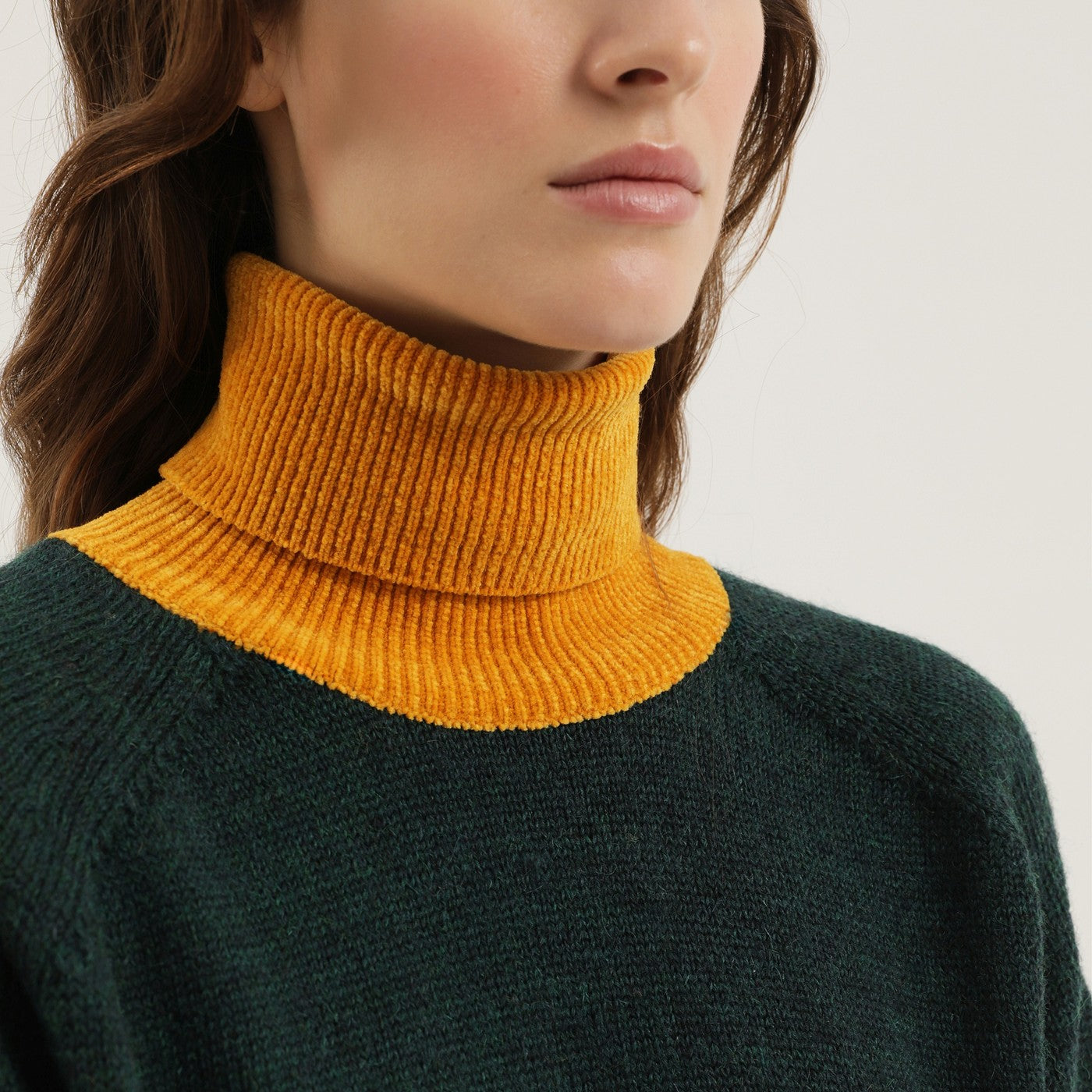Pull à col roulé vert et jaune