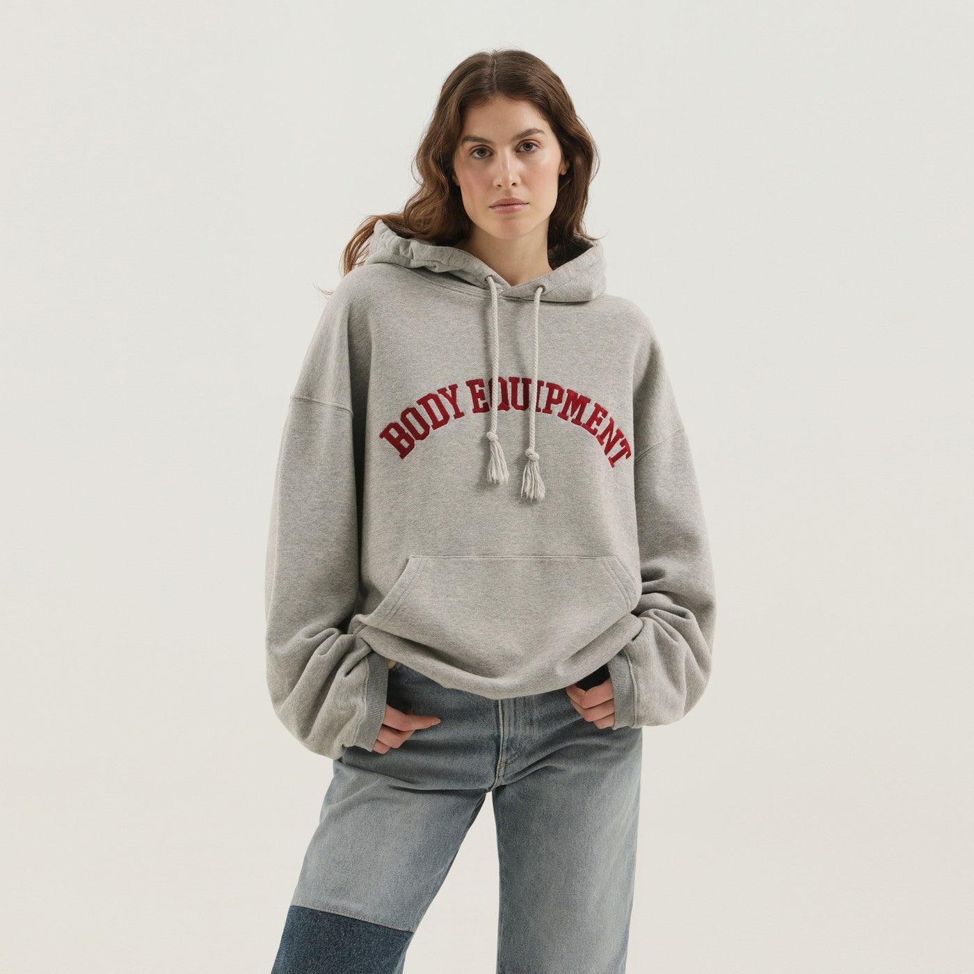 Graue Körperausstattung Kapuzenpullover