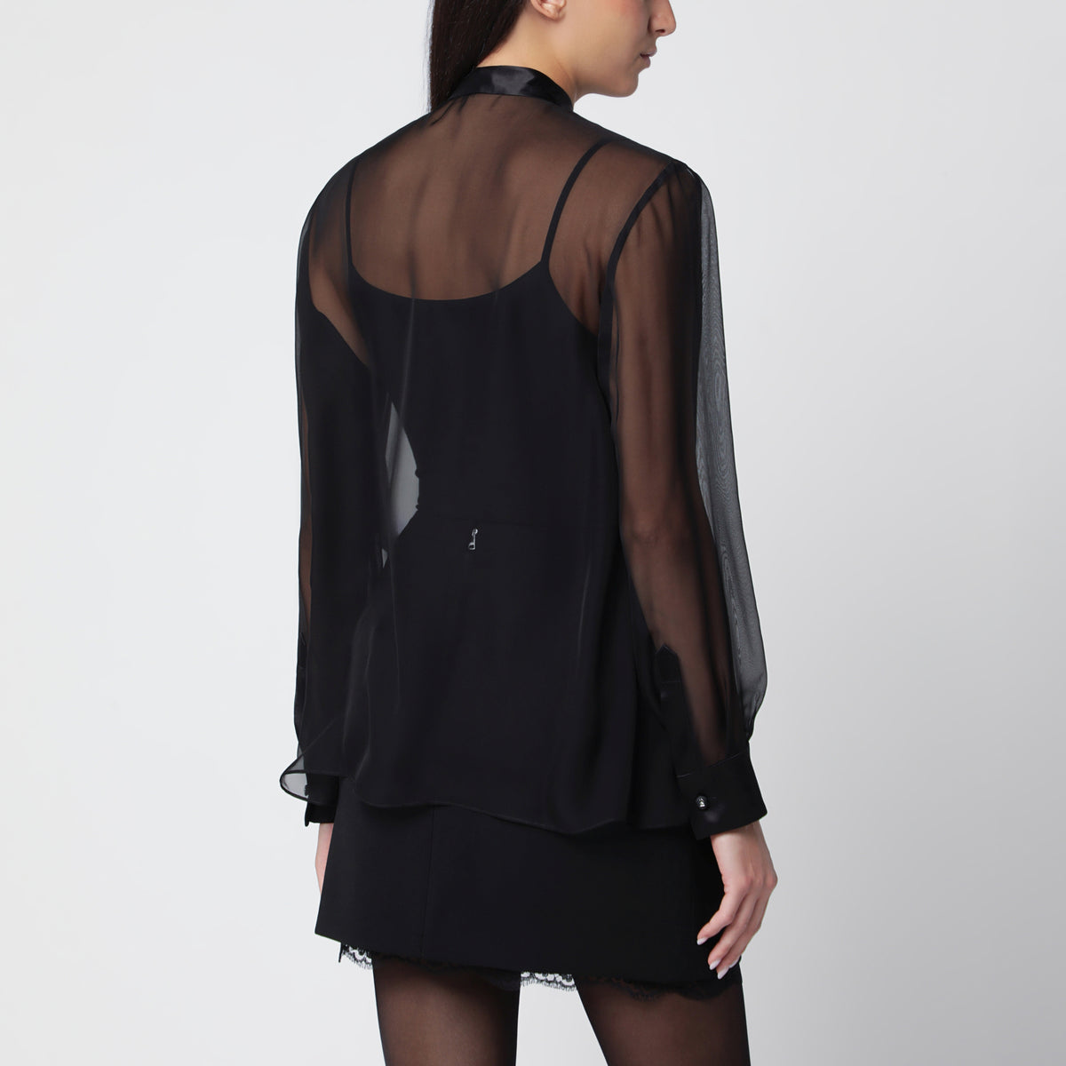 Schwarze Seidenchiffonbluse mit Schleife